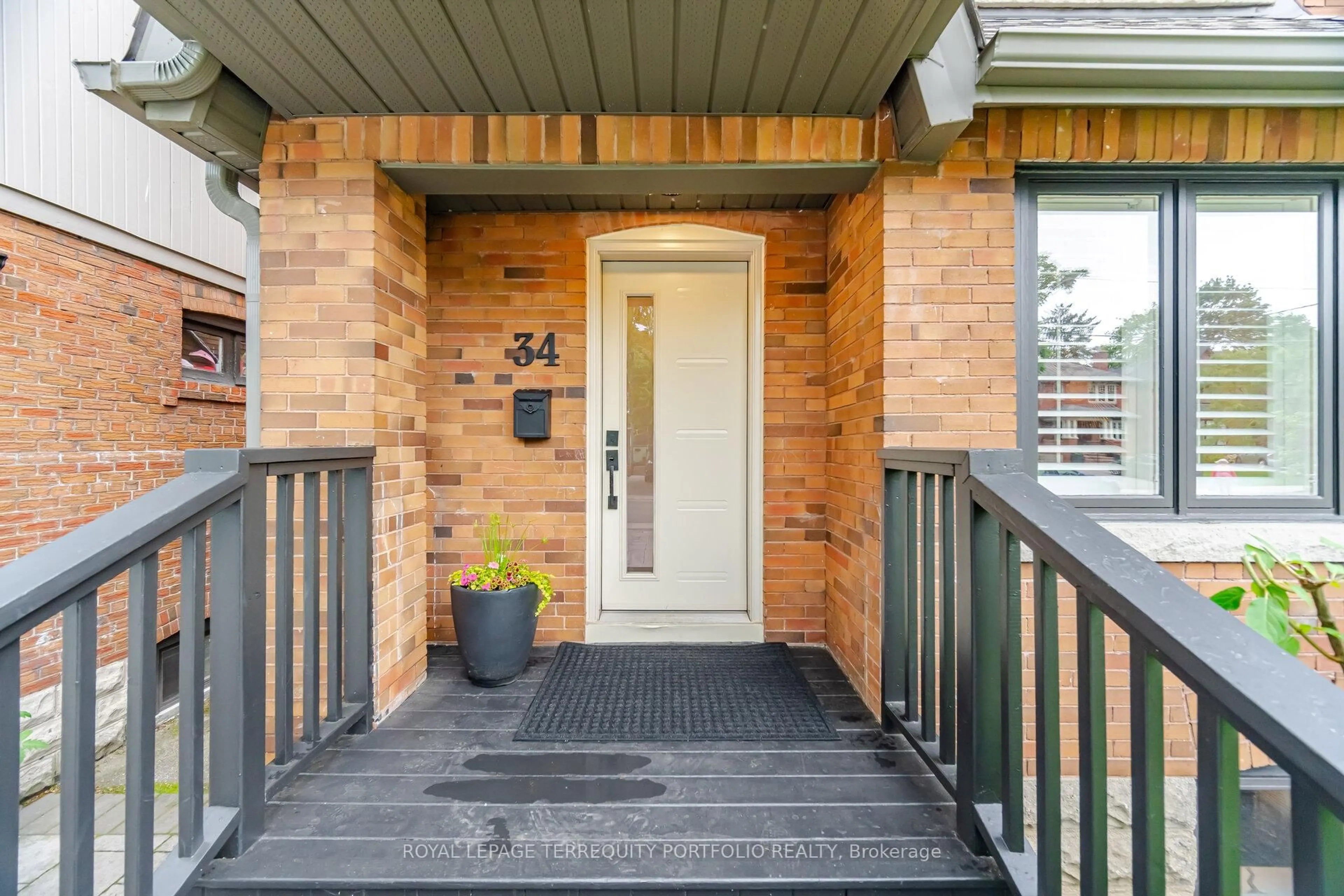 Indoor entryway for 34 Donegall Dr, Toronto Ontario M4G 3G5