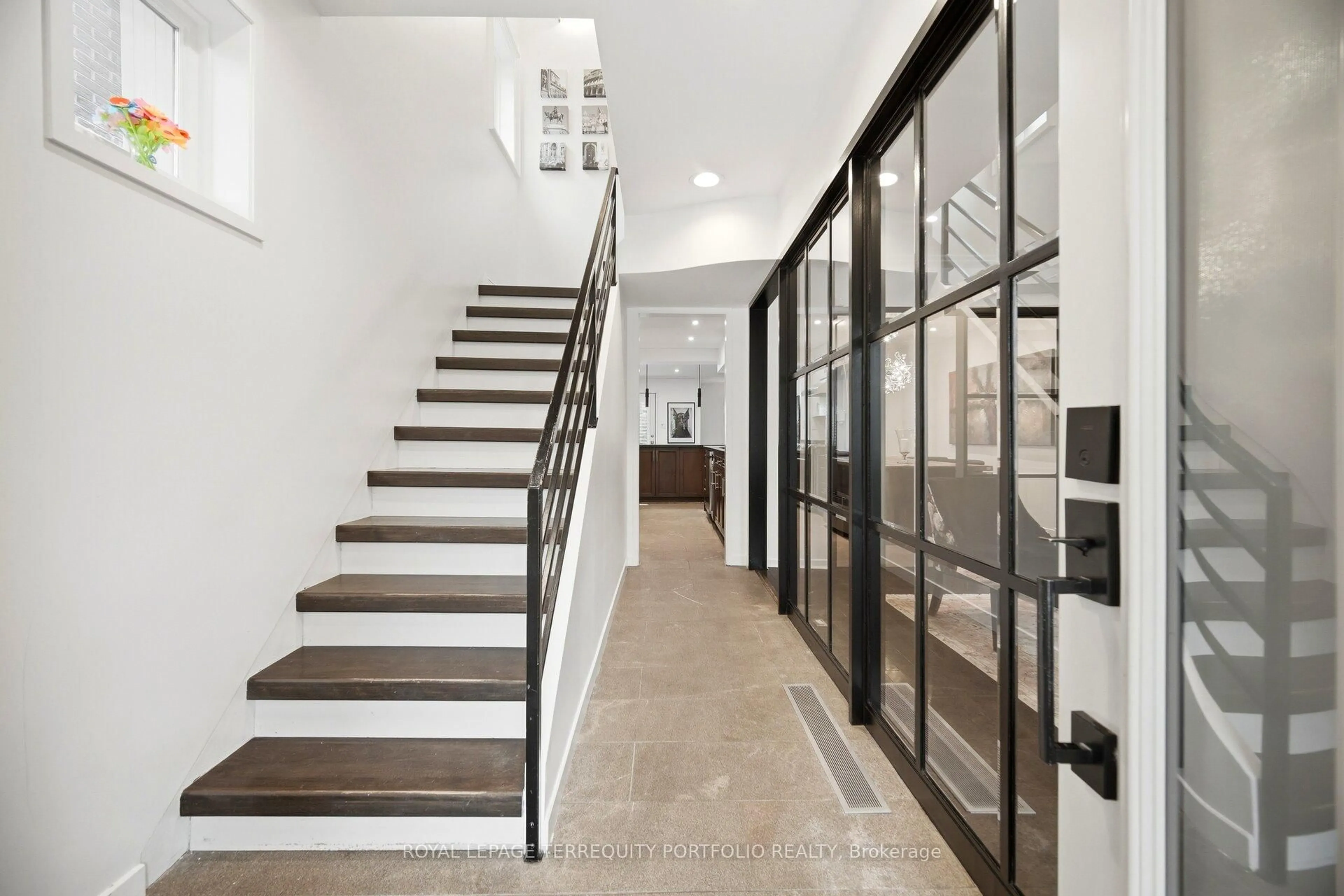 Indoor foyer for 34 Donegall Dr, Toronto Ontario M4G 3G5