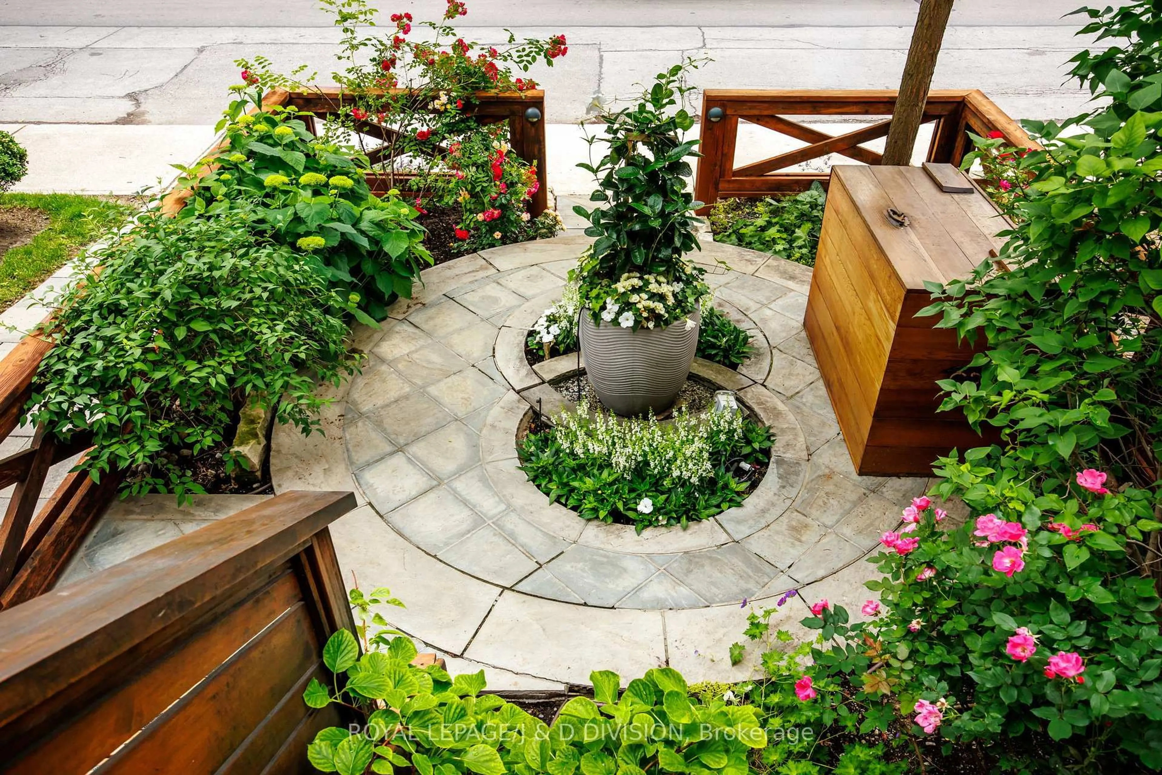 Patio, street for 477 Roxton Rd, Toronto Ontario M6G 3R5