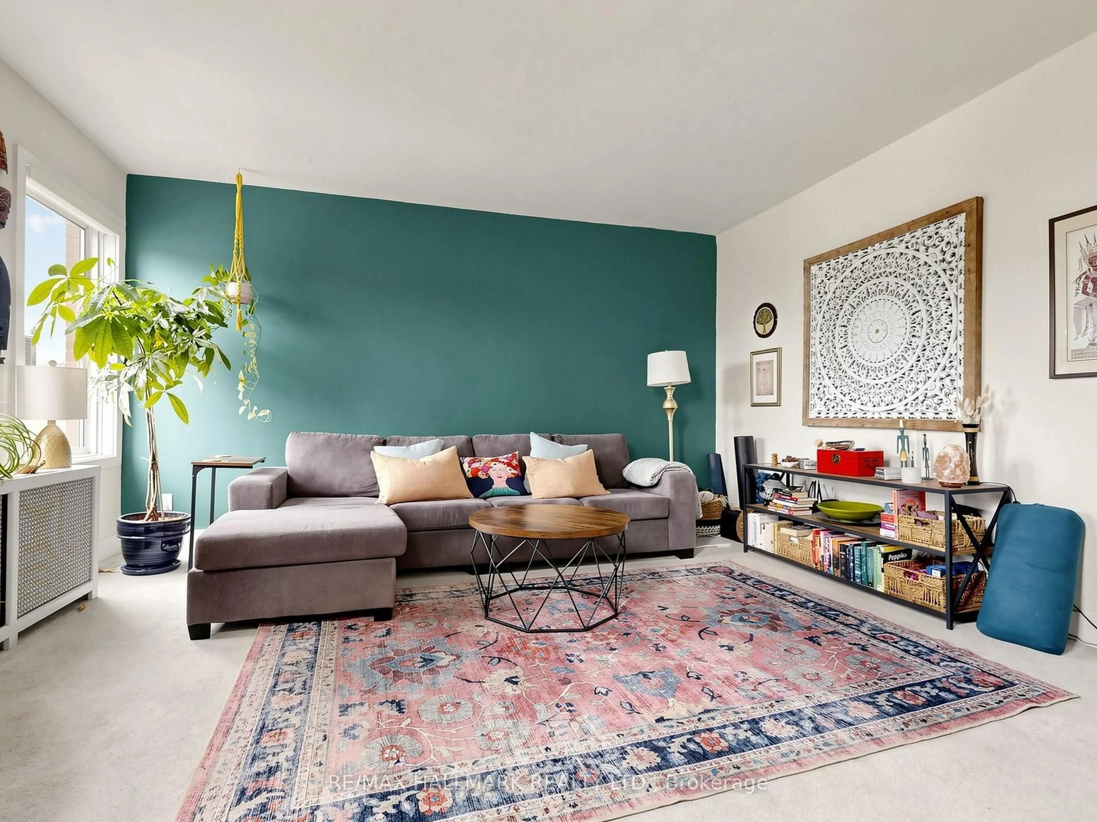 Living room with furniture, carpet floor for 458 Markham St, Toronto Ontario M6G 2L2