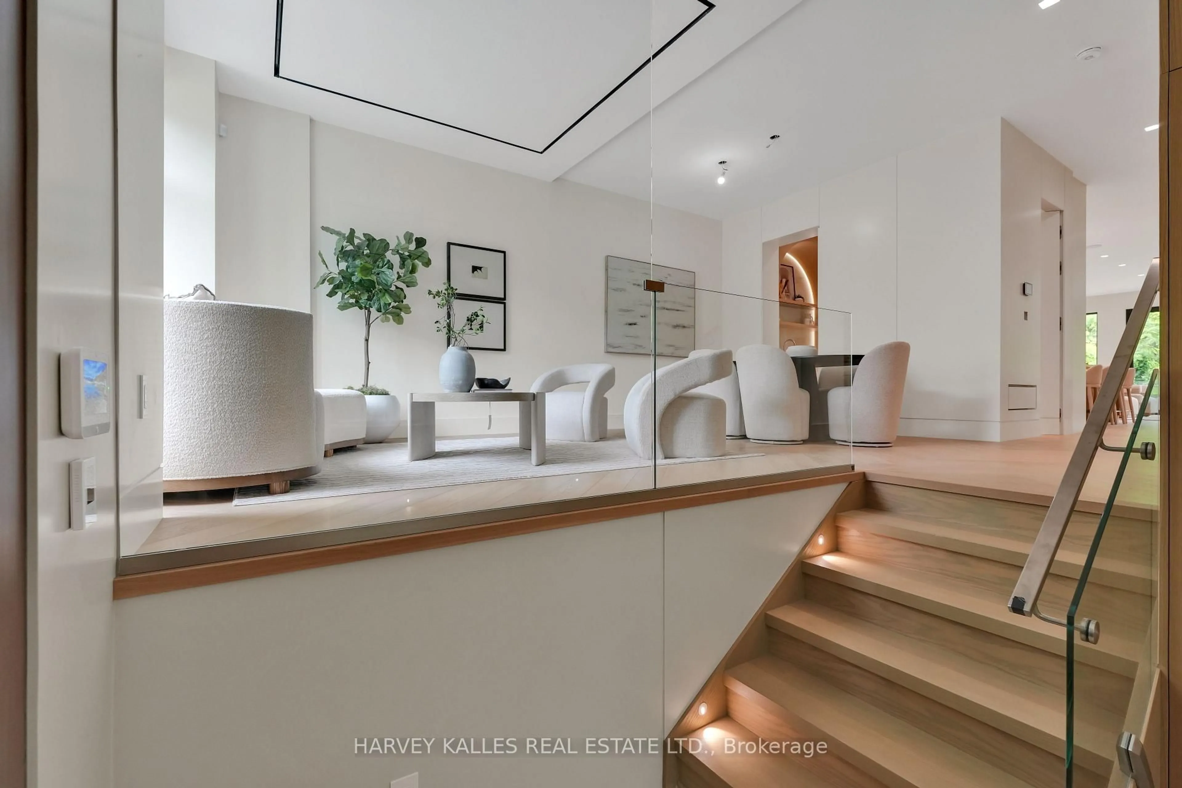 Indoor foyer for 108 Heath St, Toronto Ontario M4V 1T6