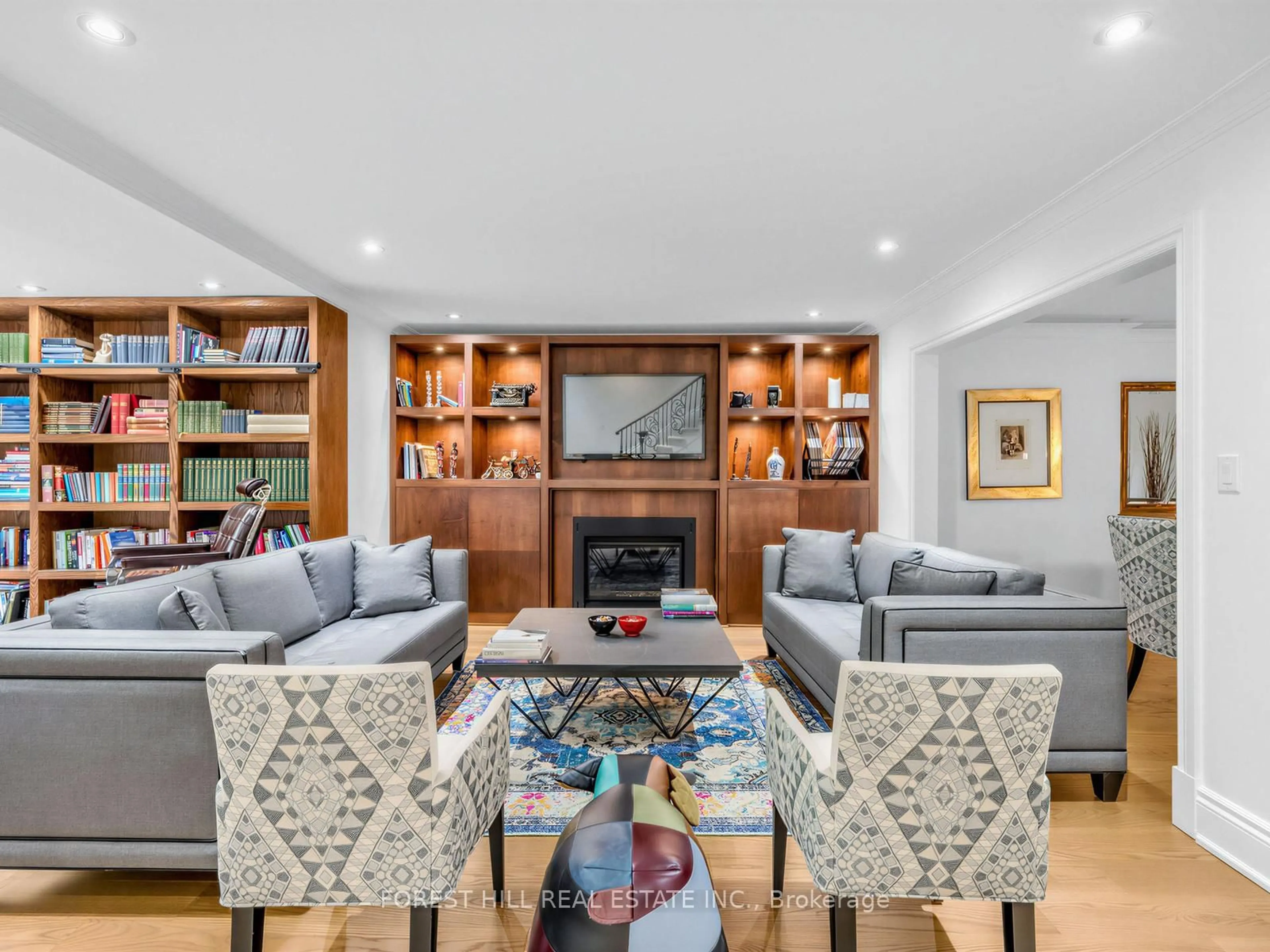 Living room with furniture, unknown for 144 Old Forest Hill Rd, Toronto Ontario M5N 2N8