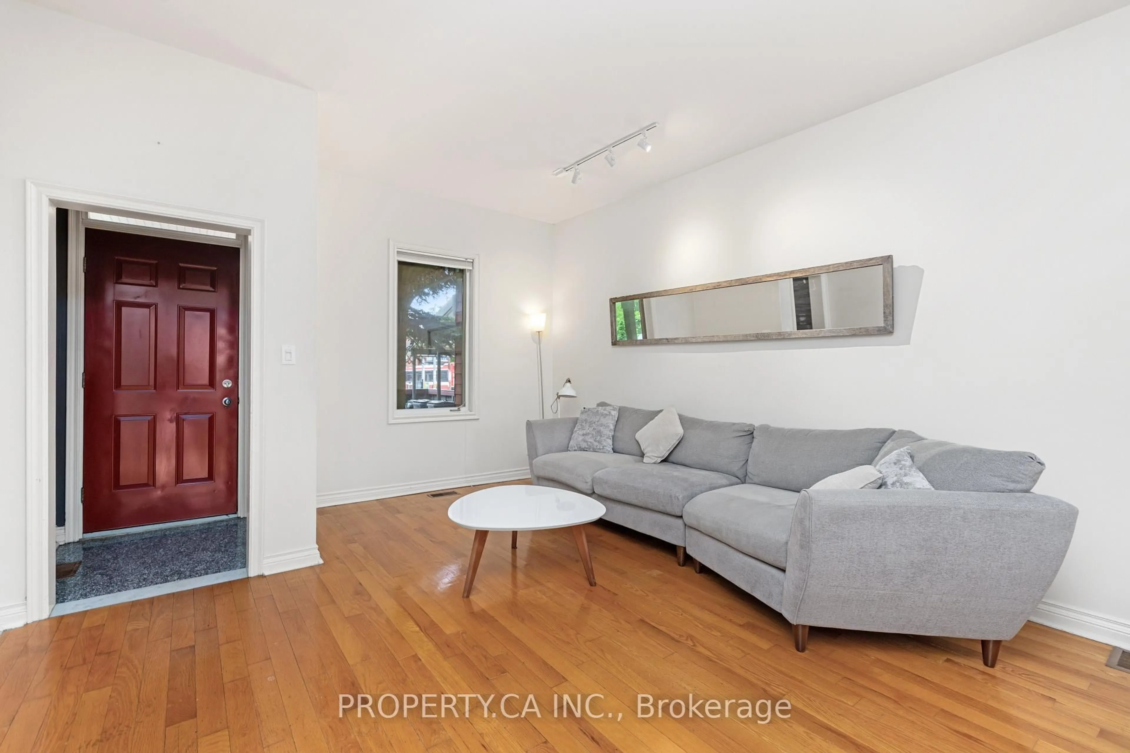 Living room with furniture, unknown for 233 Clinton St, Toronto Ontario M6G 2Y4