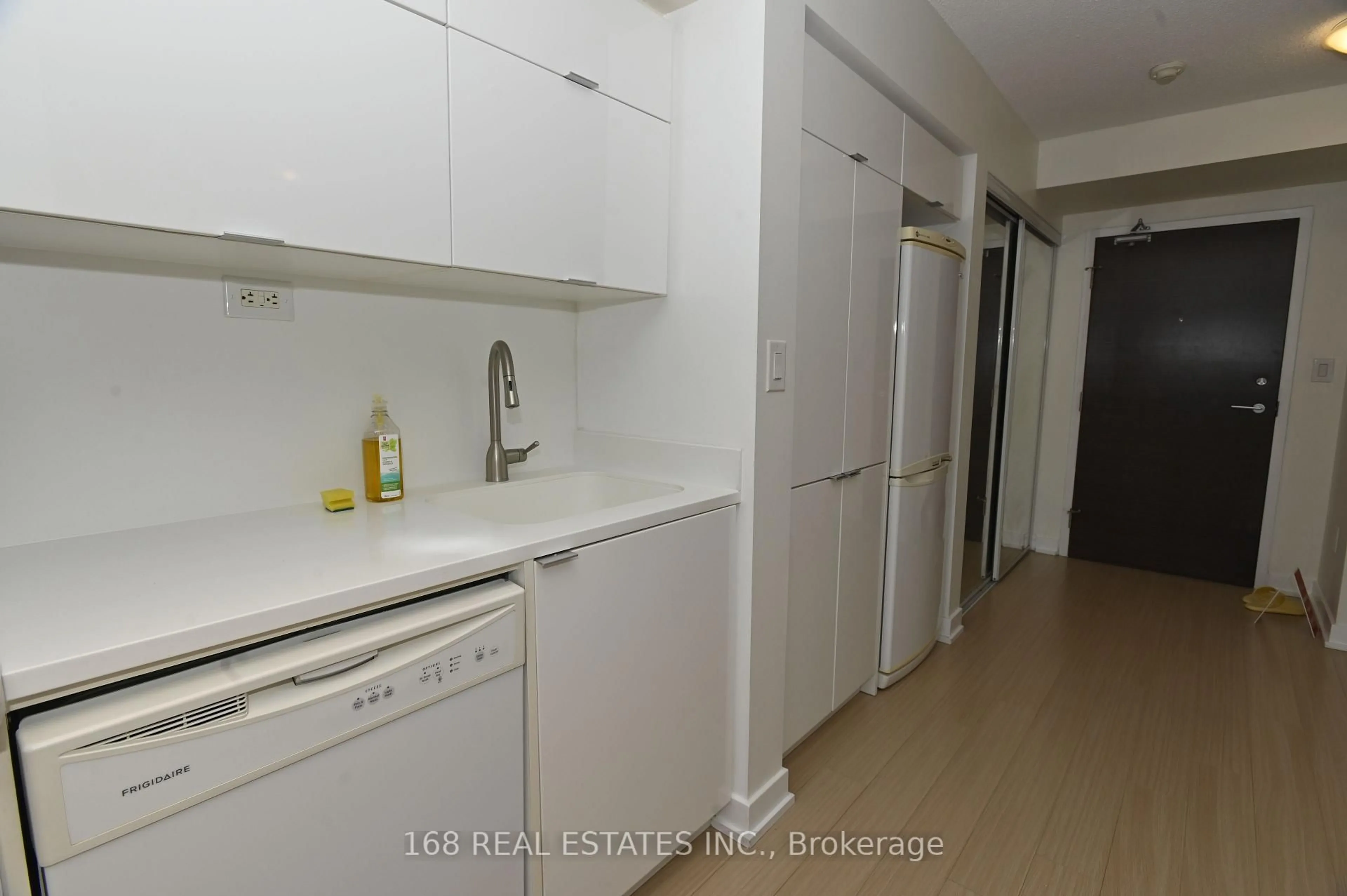 Standard kitchen, unknown for 151 Dan Leckie Way #920, Toronto Ontario M5V 4B2