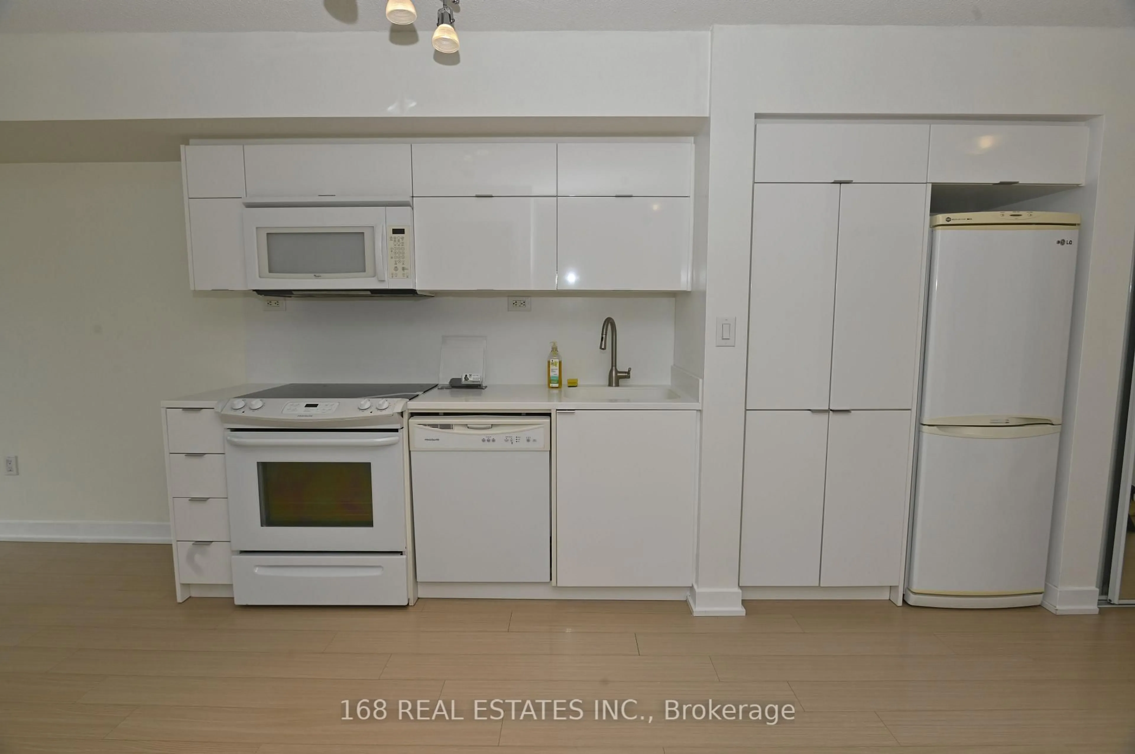 Standard kitchen, wood/laminate floor for 151 Dan Leckie Way #920, Toronto Ontario M5V 4B2