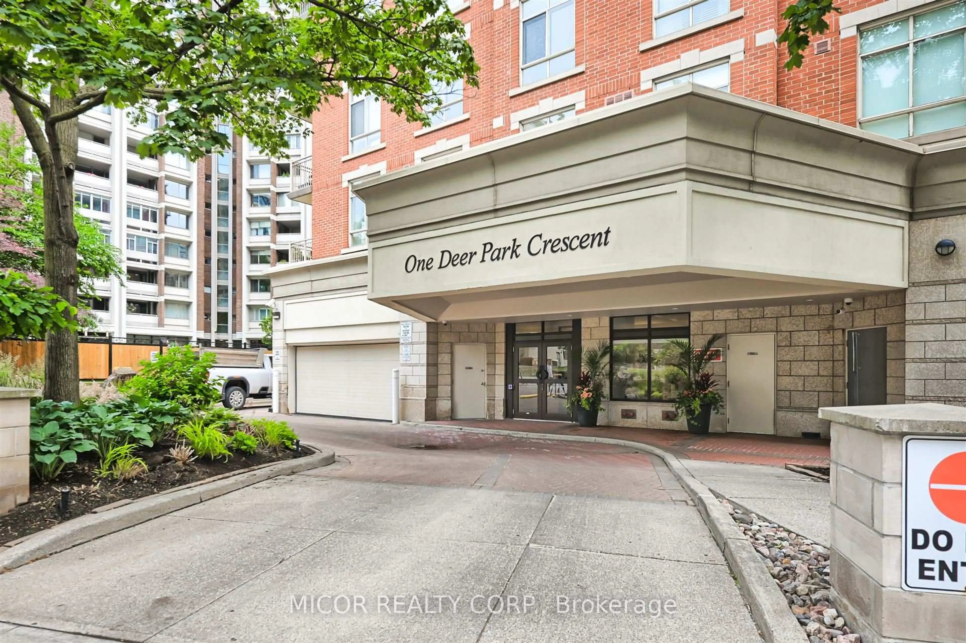 Indoor foyer for 1 Deer Park Cres #704, Toronto Ontario M4V 3C2