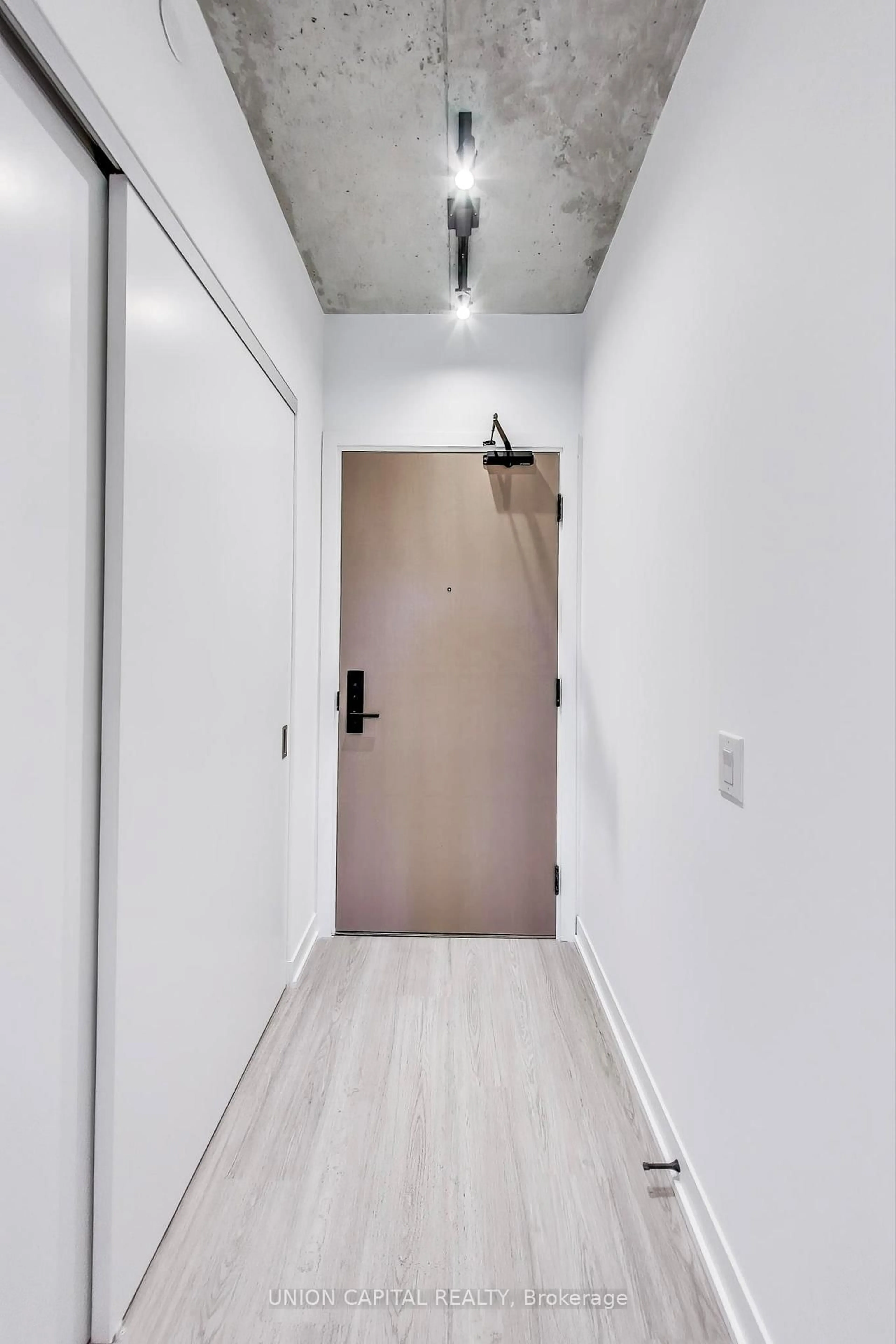 Indoor foyer for 195 McCaul St #502, Toronto Ontario M5T 1W6