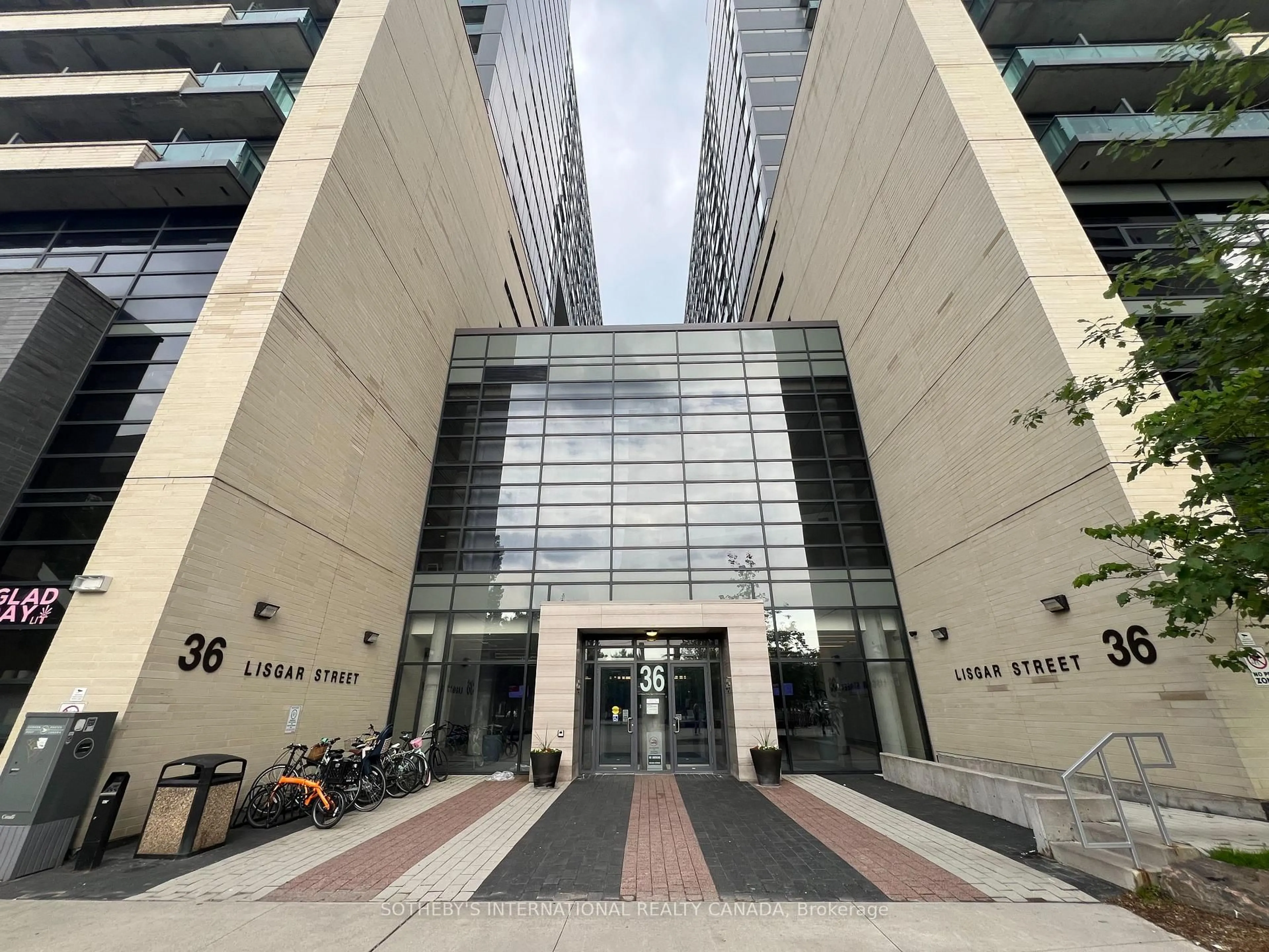 Indoor foyer for 36 Lisgar St #815, Toronto Ontario M6J 0C7