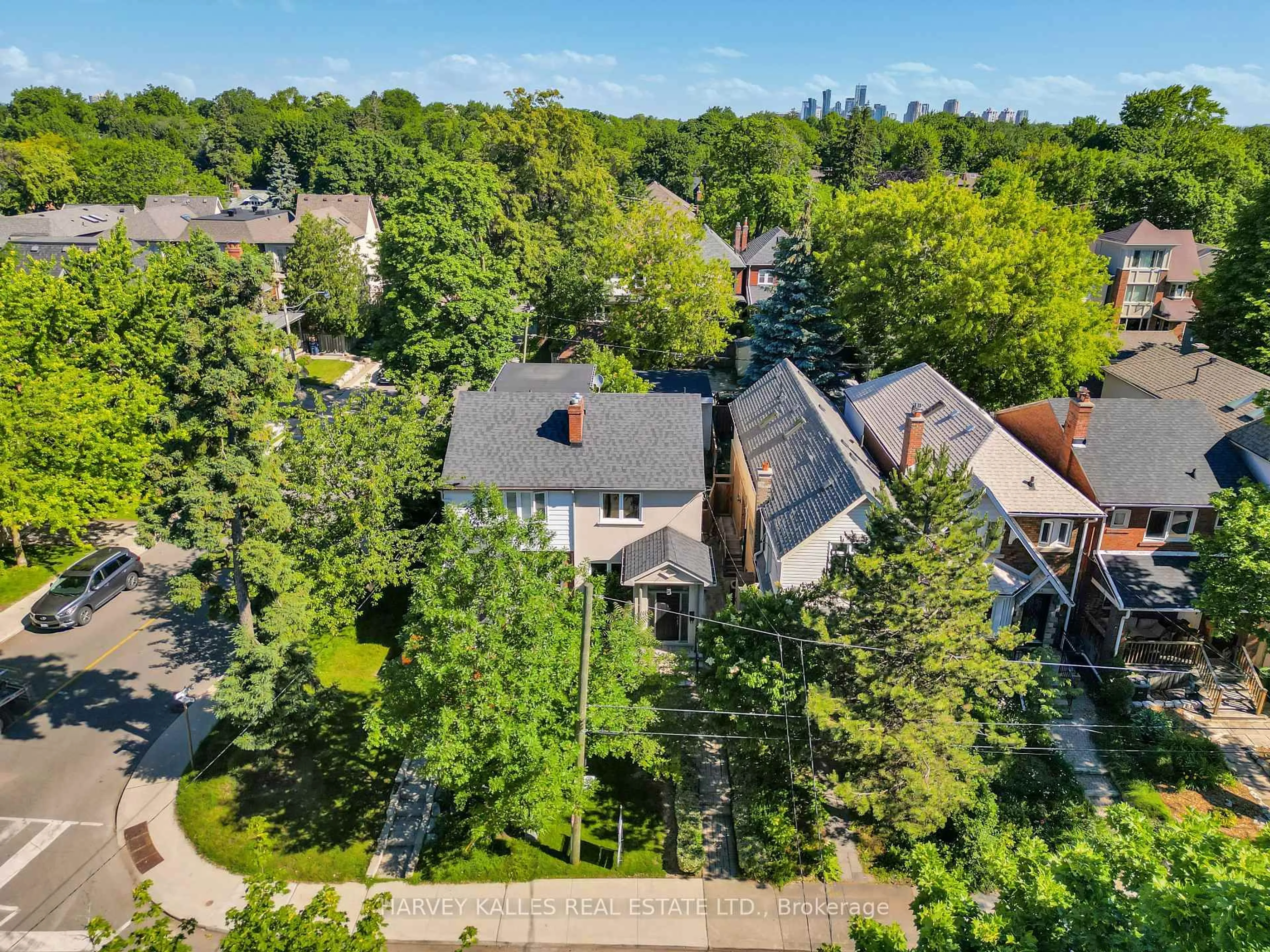 A pic from outside/outdoor area/front of a property/back of a property/a pic from drone, street for 86 Woburn Ave, Toronto Ontario M5M 1K6