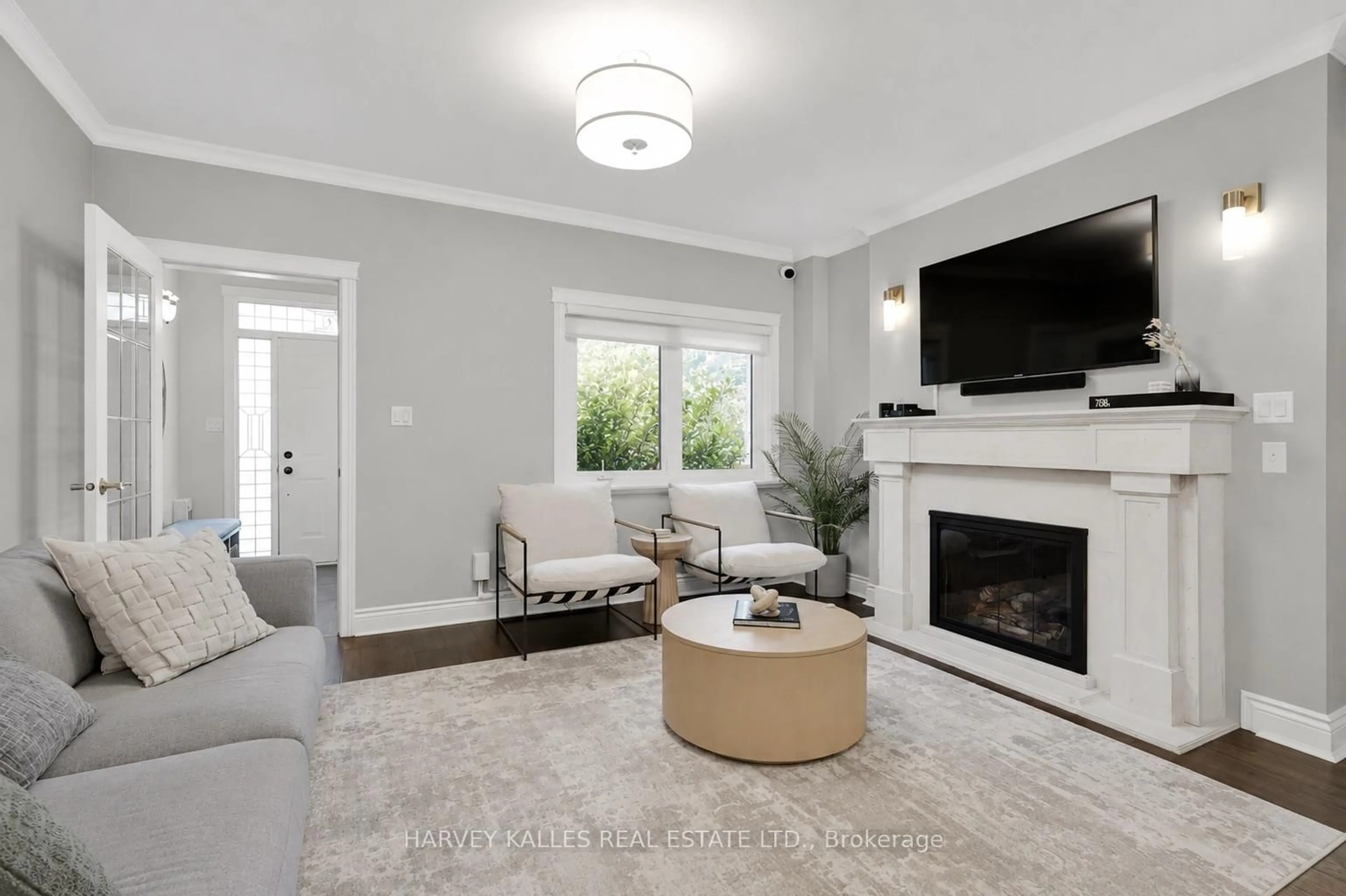 Living room with furniture, unknown for 86 Woburn Ave, Toronto Ontario M5M 1K6
