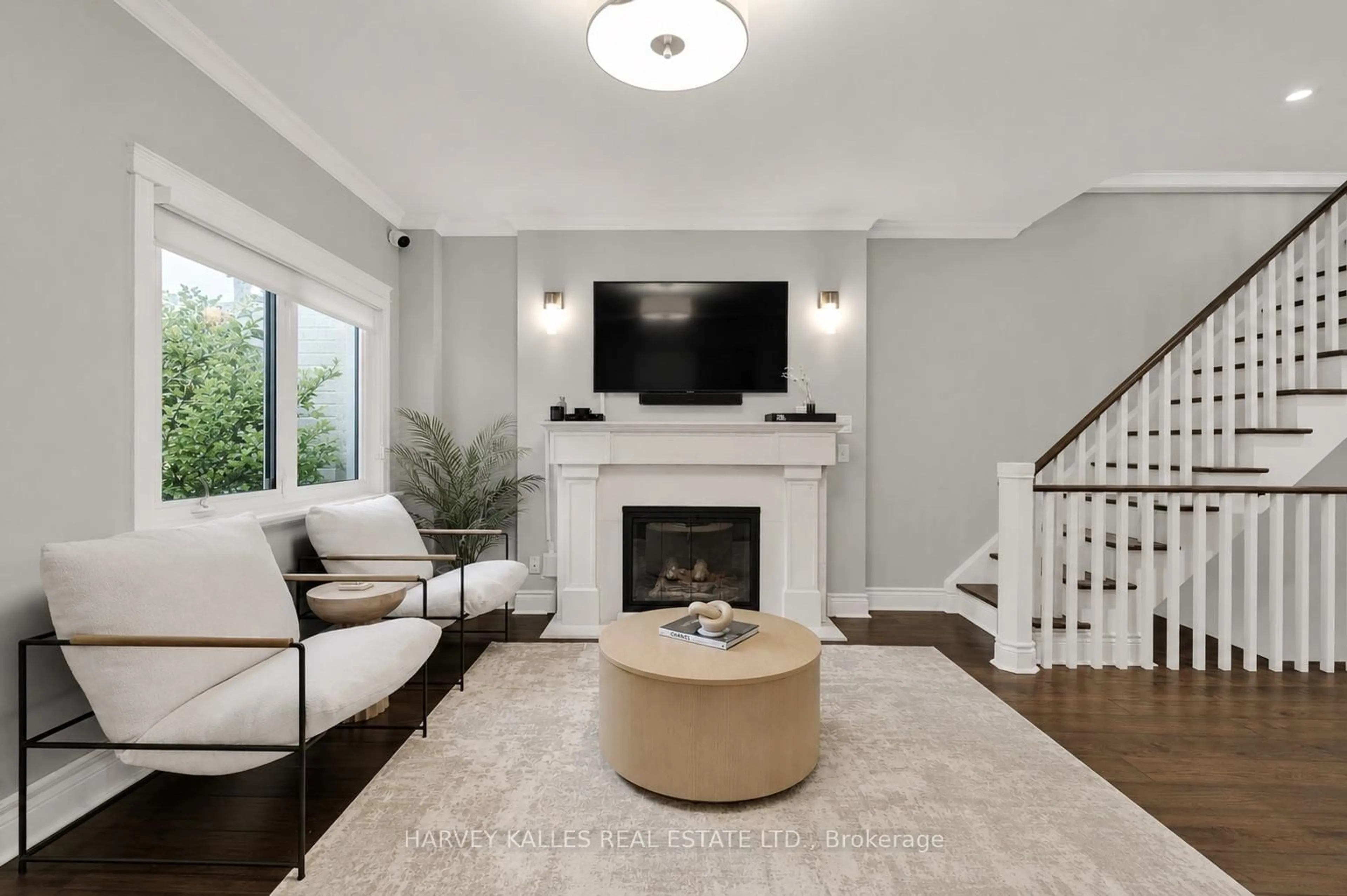 Living room with furniture, unknown for 86 Woburn Ave, Toronto Ontario M5M 1K6
