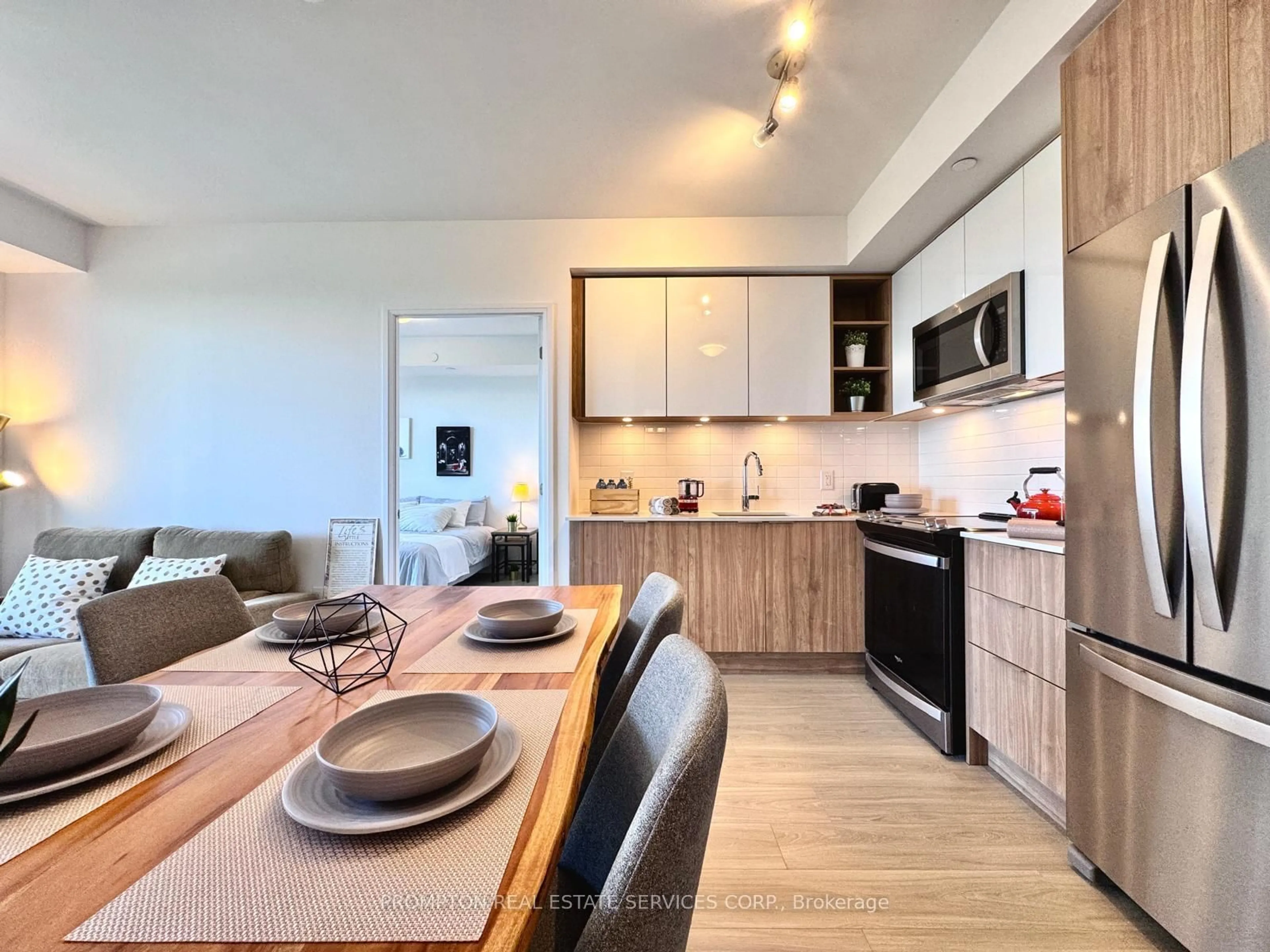 Open concept kitchen, wood/laminate floor for 25 Holly St #2008, Toronto Ontario M4S 0E3