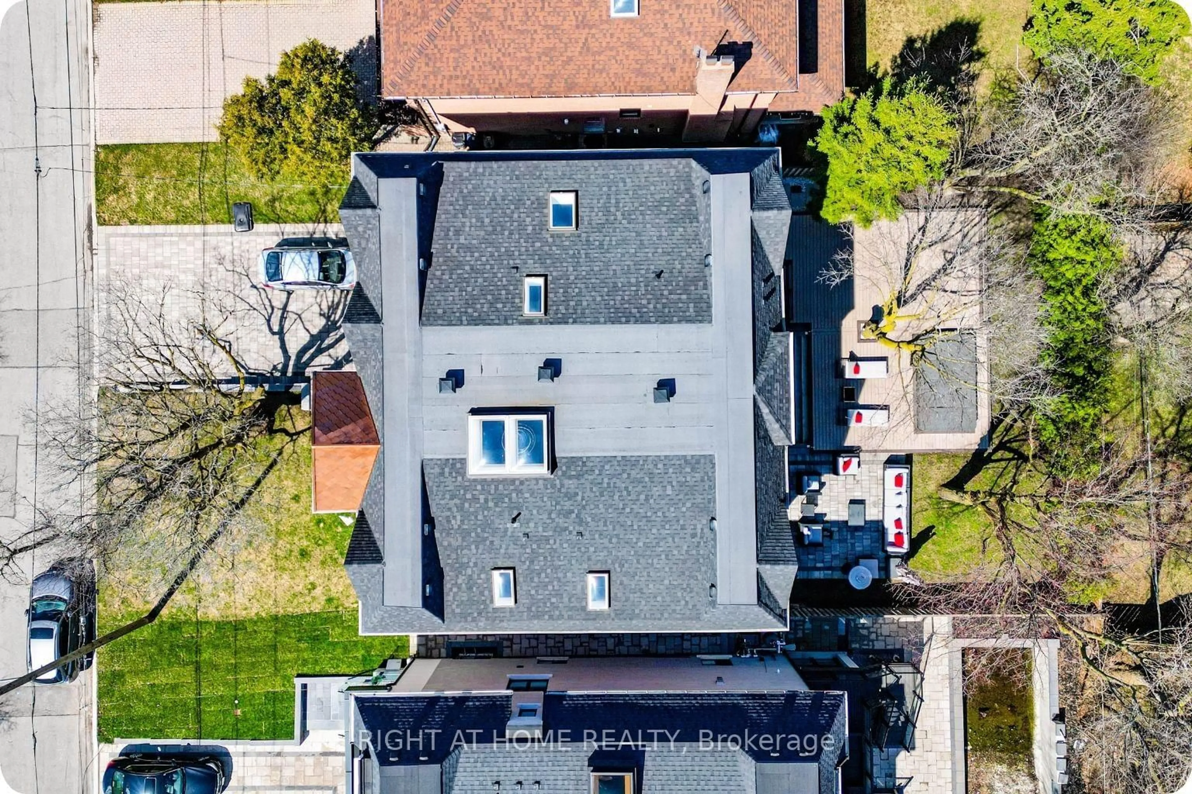 A pic from outside/outdoor area/front of a property/back of a property/a pic from drone, street for 153 Estelle Ave, Toronto Ontario M2N 5H6