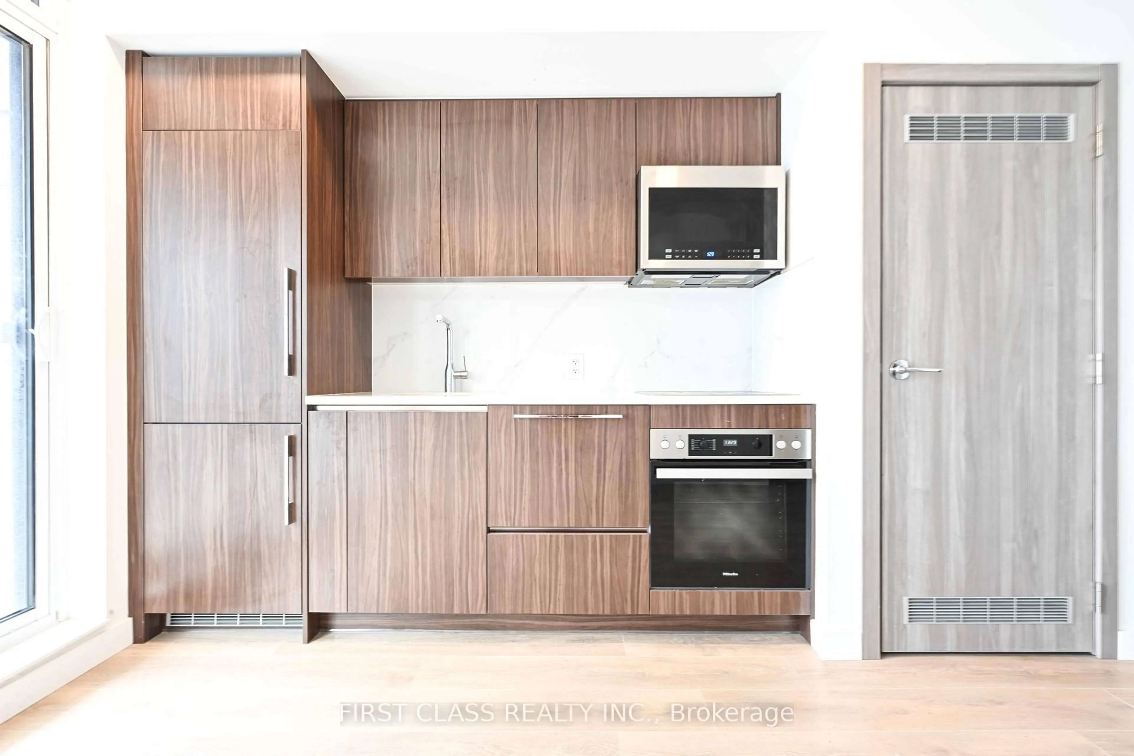 Standard kitchen, wood/laminate floor for 38 Widmer St #3907, Toronto Ontario M5V 0P7