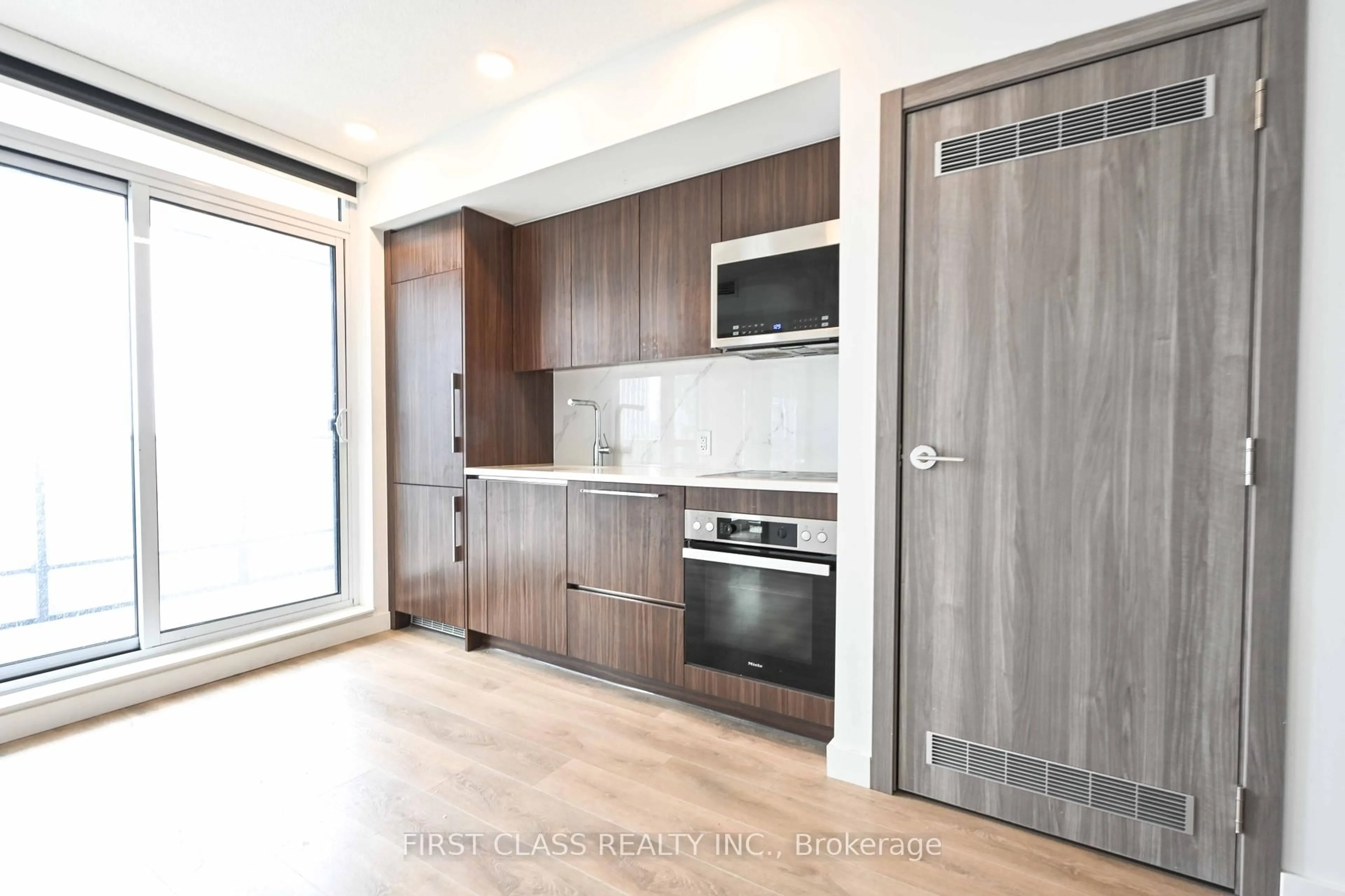 Standard kitchen, wood/laminate floor for 38 Widmer St #3907, Toronto Ontario M5V 0P7