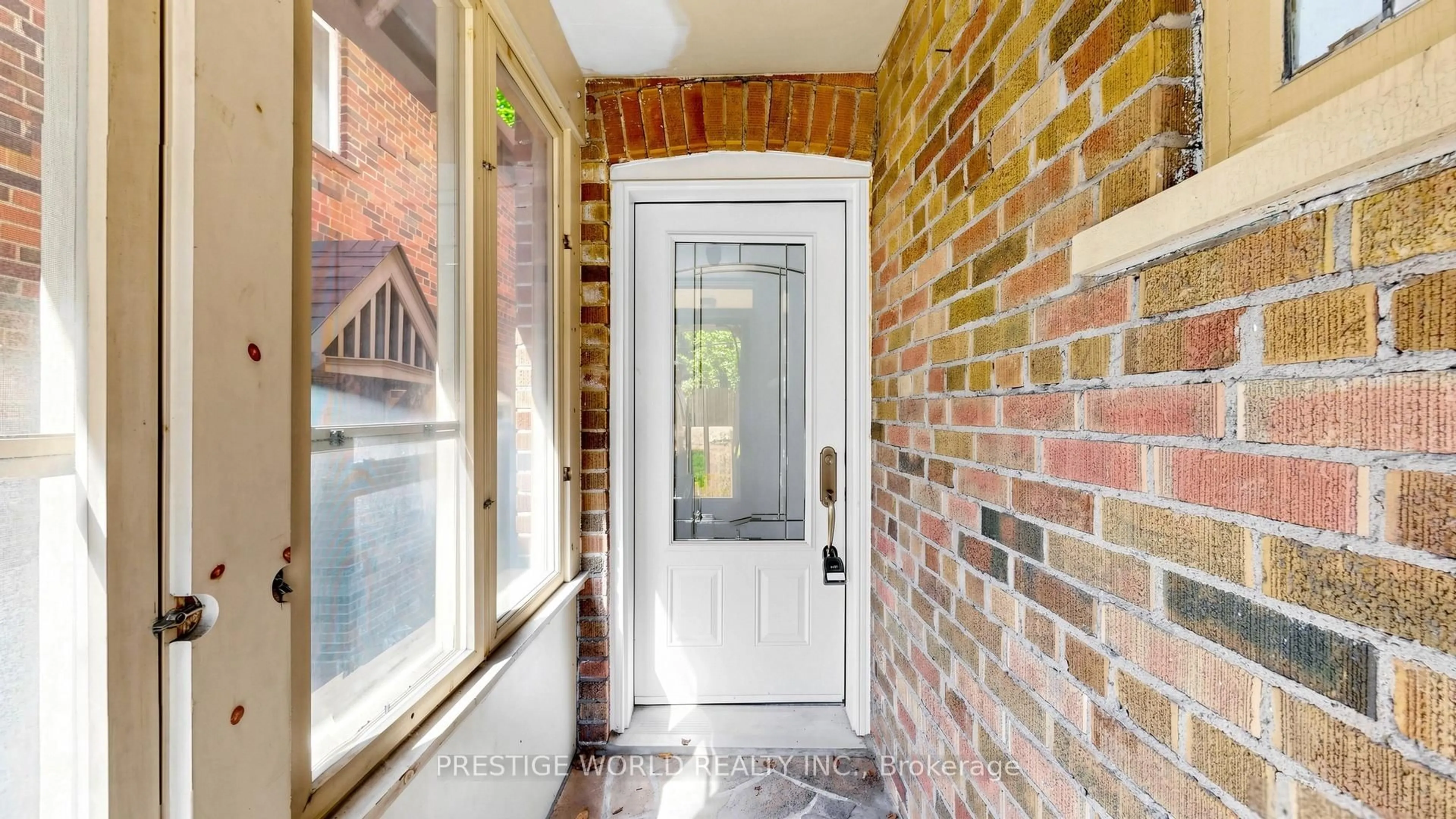 Indoor entryway for 290 Jedburgh Rd, Toronto Ontario M5M 3K6