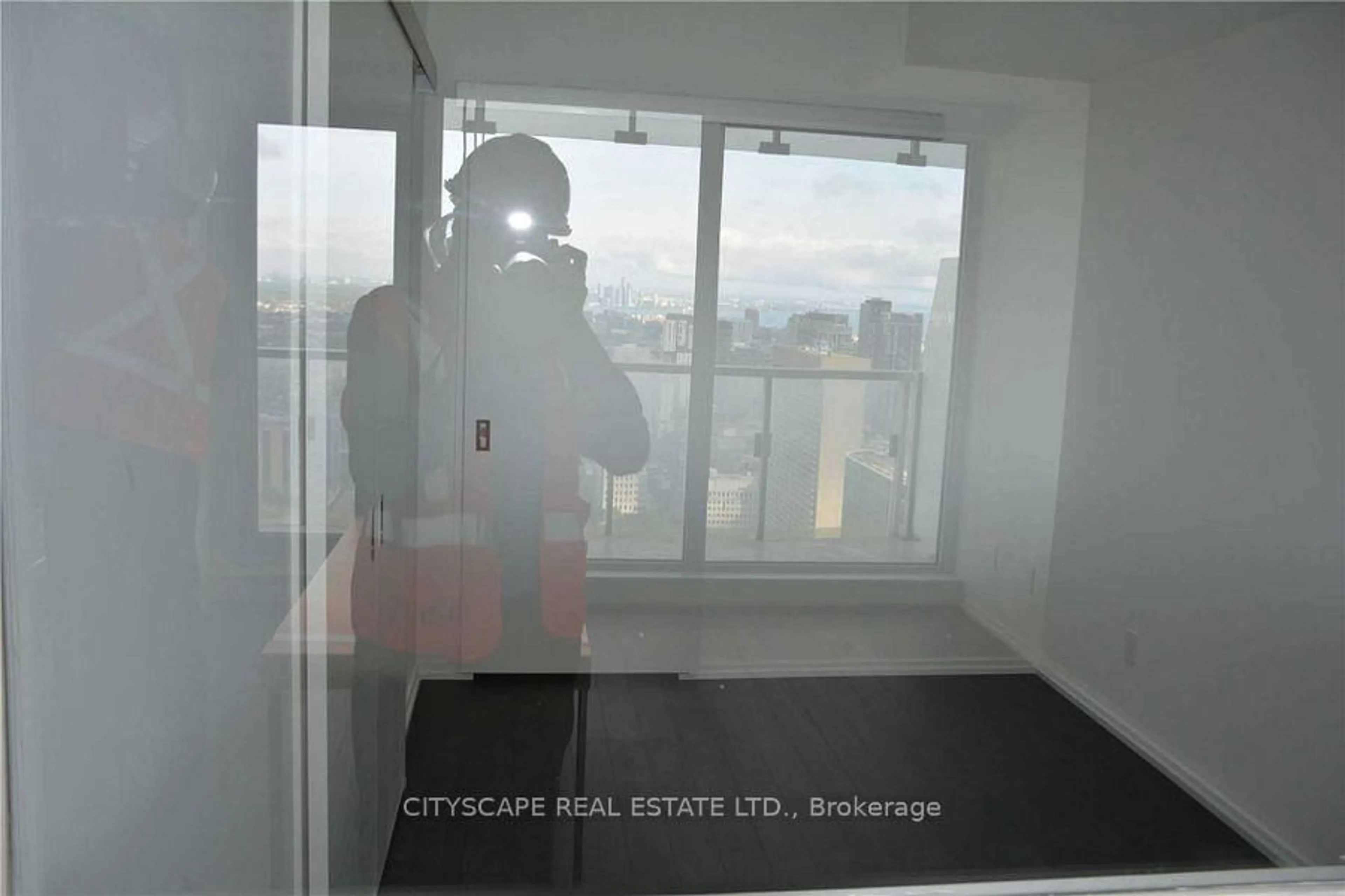 Indoor foyer for 197 Yonge St #4810, Toronto Ontario M5B 1M4