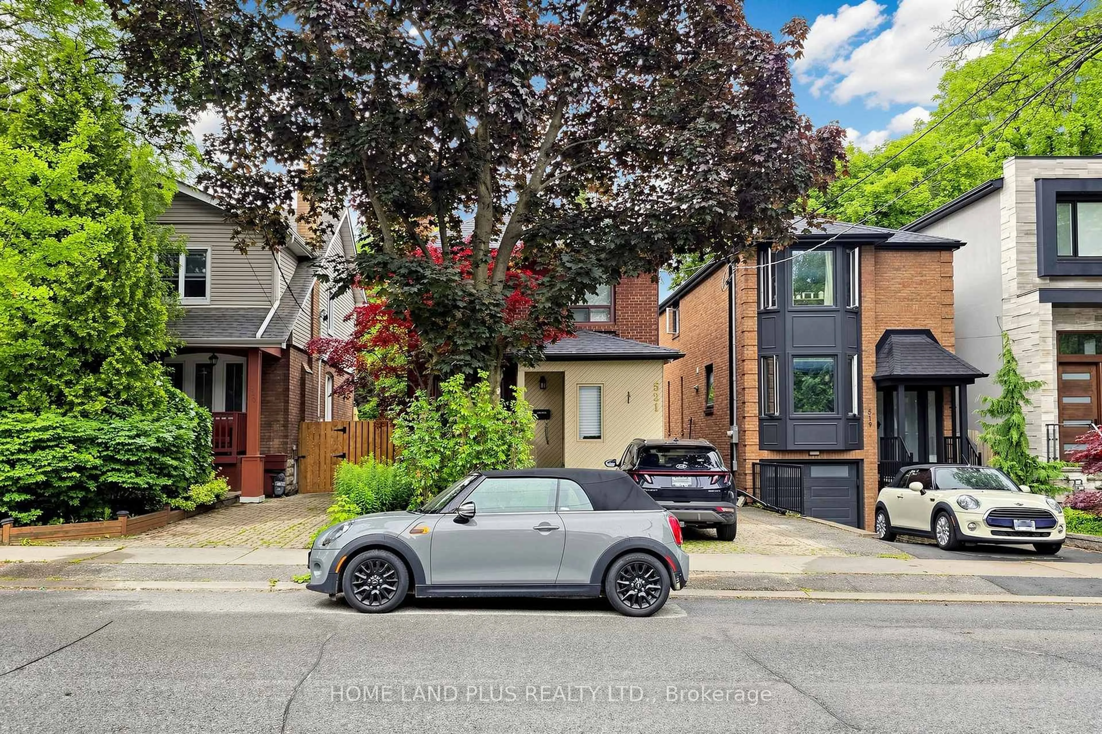 A pic from outside/outdoor area/front of a property/back of a property/a pic from drone, street for 521 Hillsdale Ave, Toronto Ontario M4S 1V1