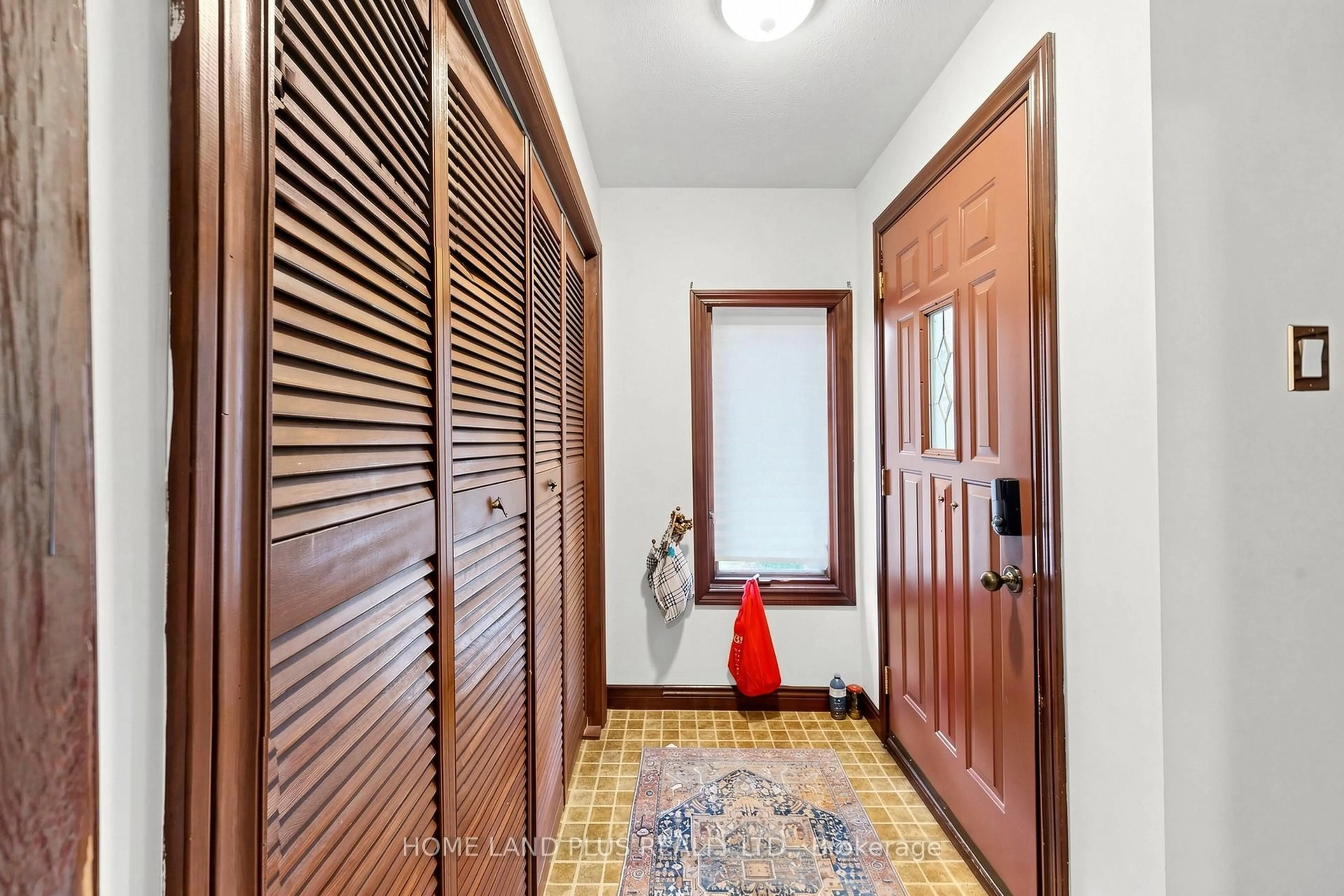 Indoor foyer for 521 Hillsdale Ave, Toronto Ontario M4S 1V1
