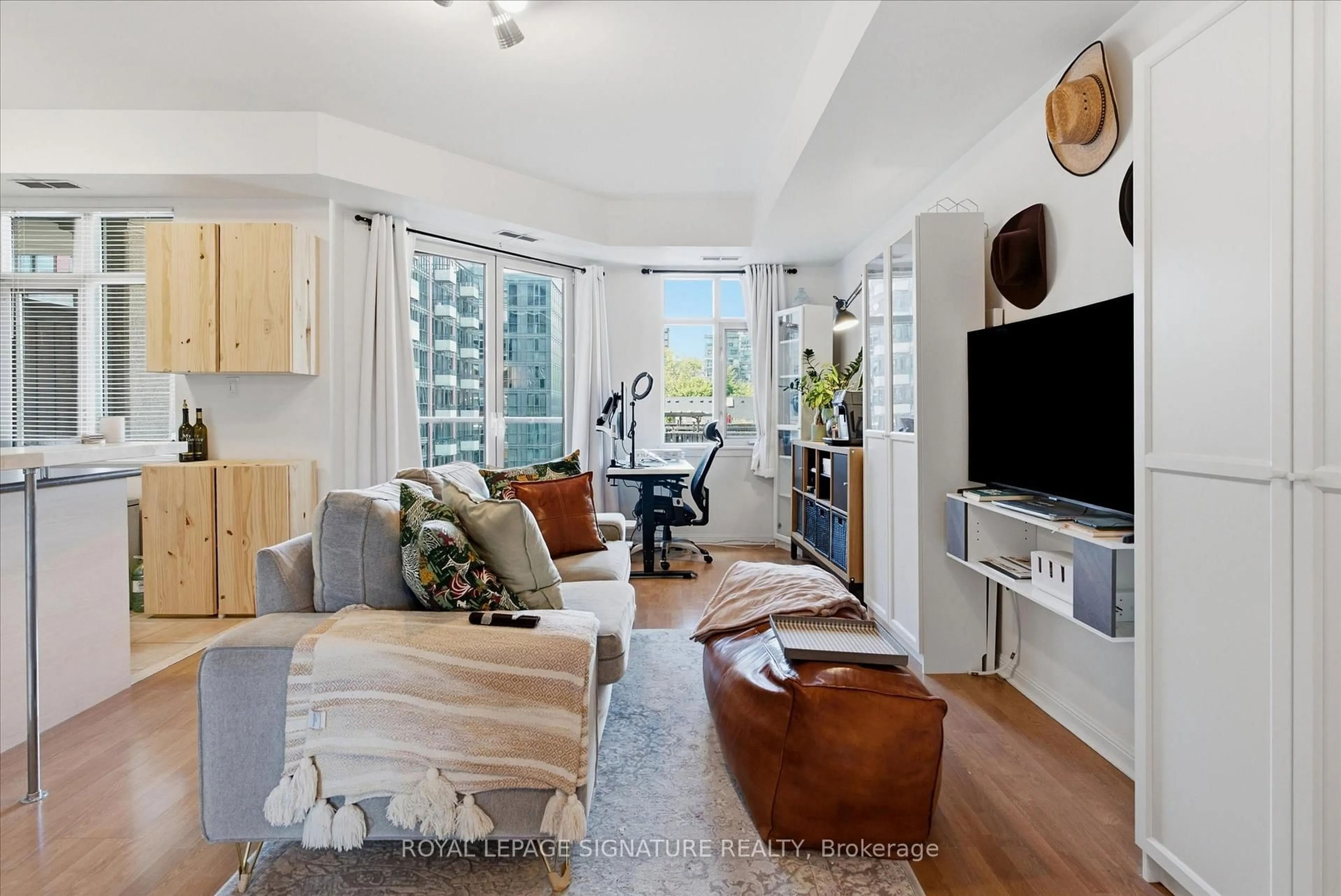 Living room with furniture, unknown for 550 Front St #413, Toronto Ontario M5V 3N5