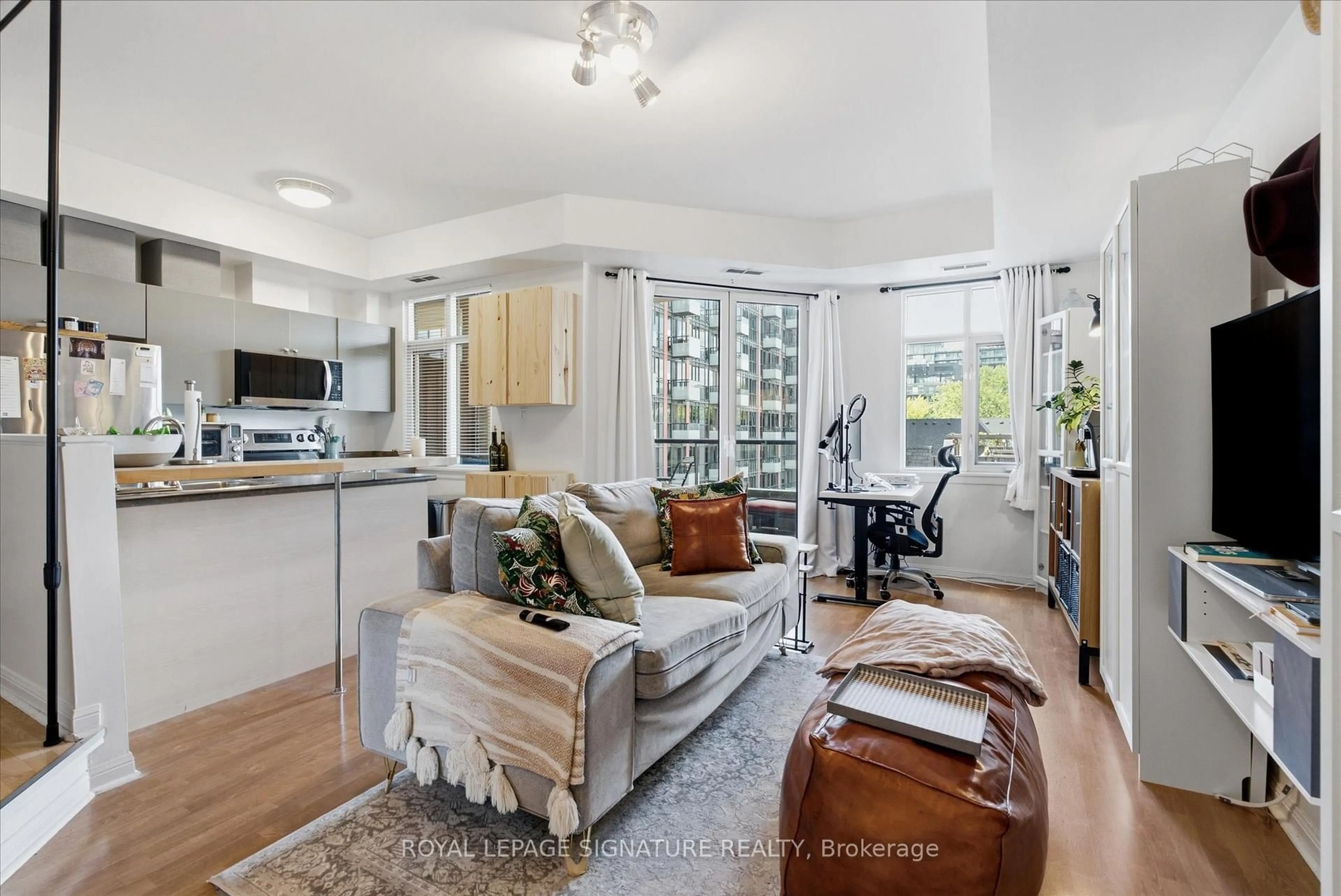 Living room with furniture, unknown for 550 Front St #413, Toronto Ontario M5V 3N5