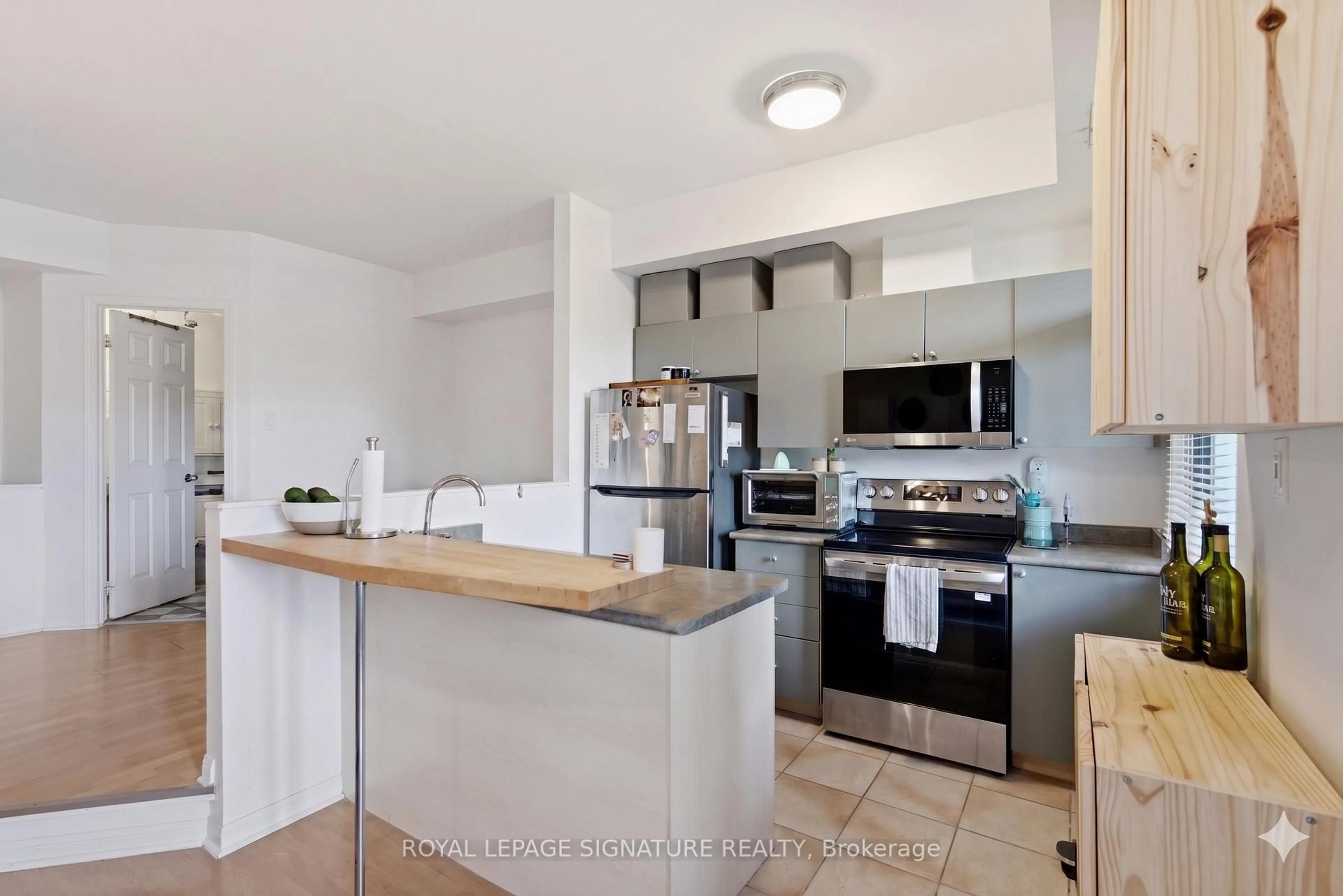 Open concept kitchen, unknown for 550 Front St #413, Toronto Ontario M5V 3N5