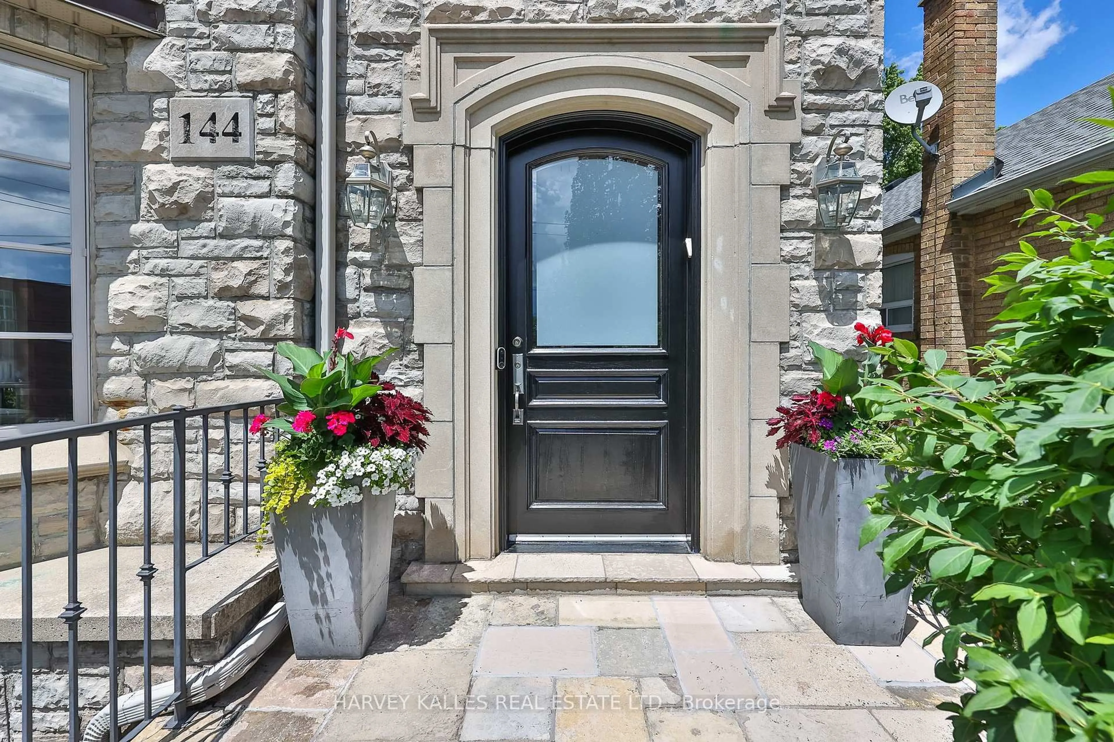 Indoor entryway for 144 Haddington Ave, Toronto Ontario M5M 2P6