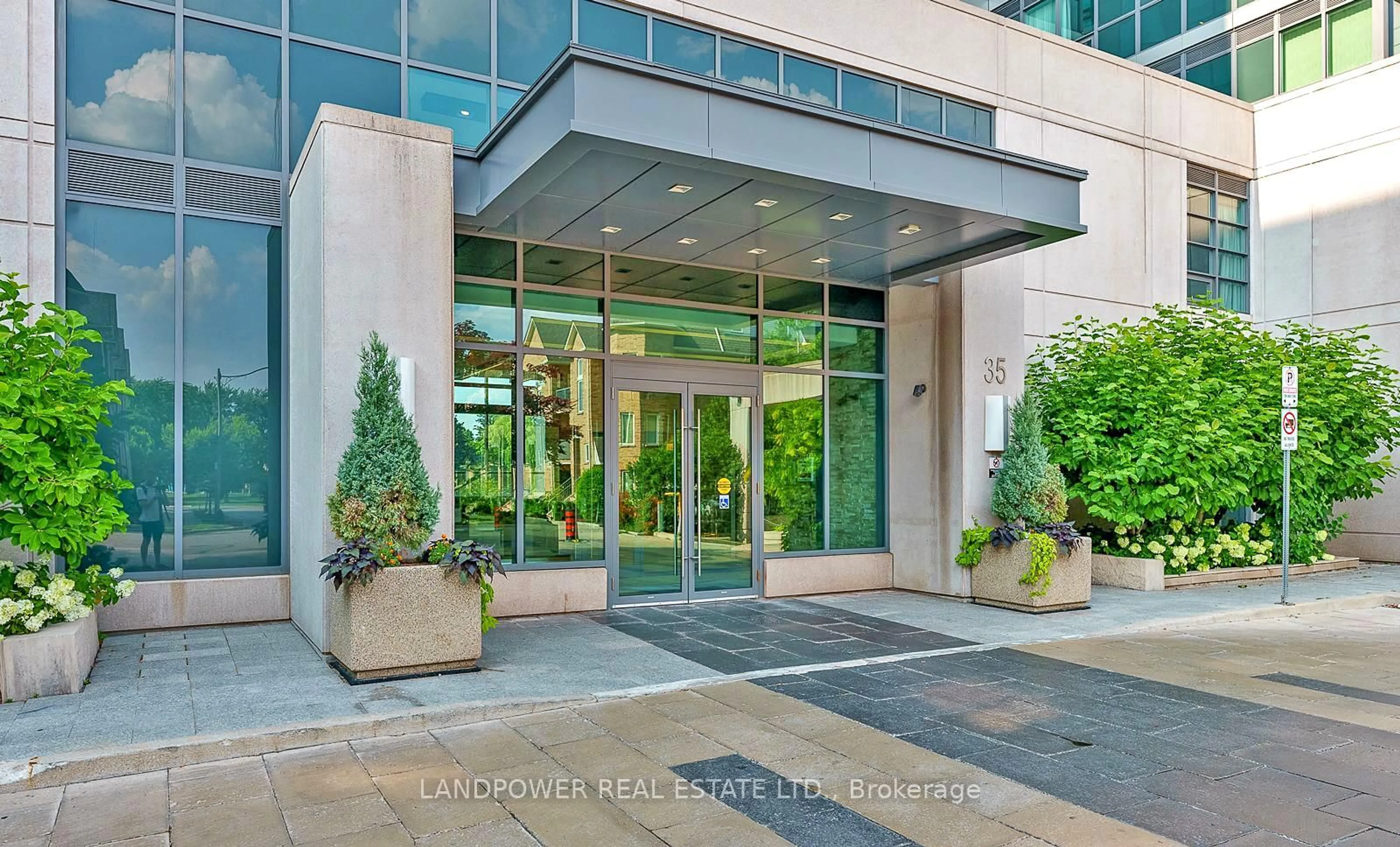 Indoor foyer for 35 Brian Peck Cres #916, Toronto Ontario M4G 0A5