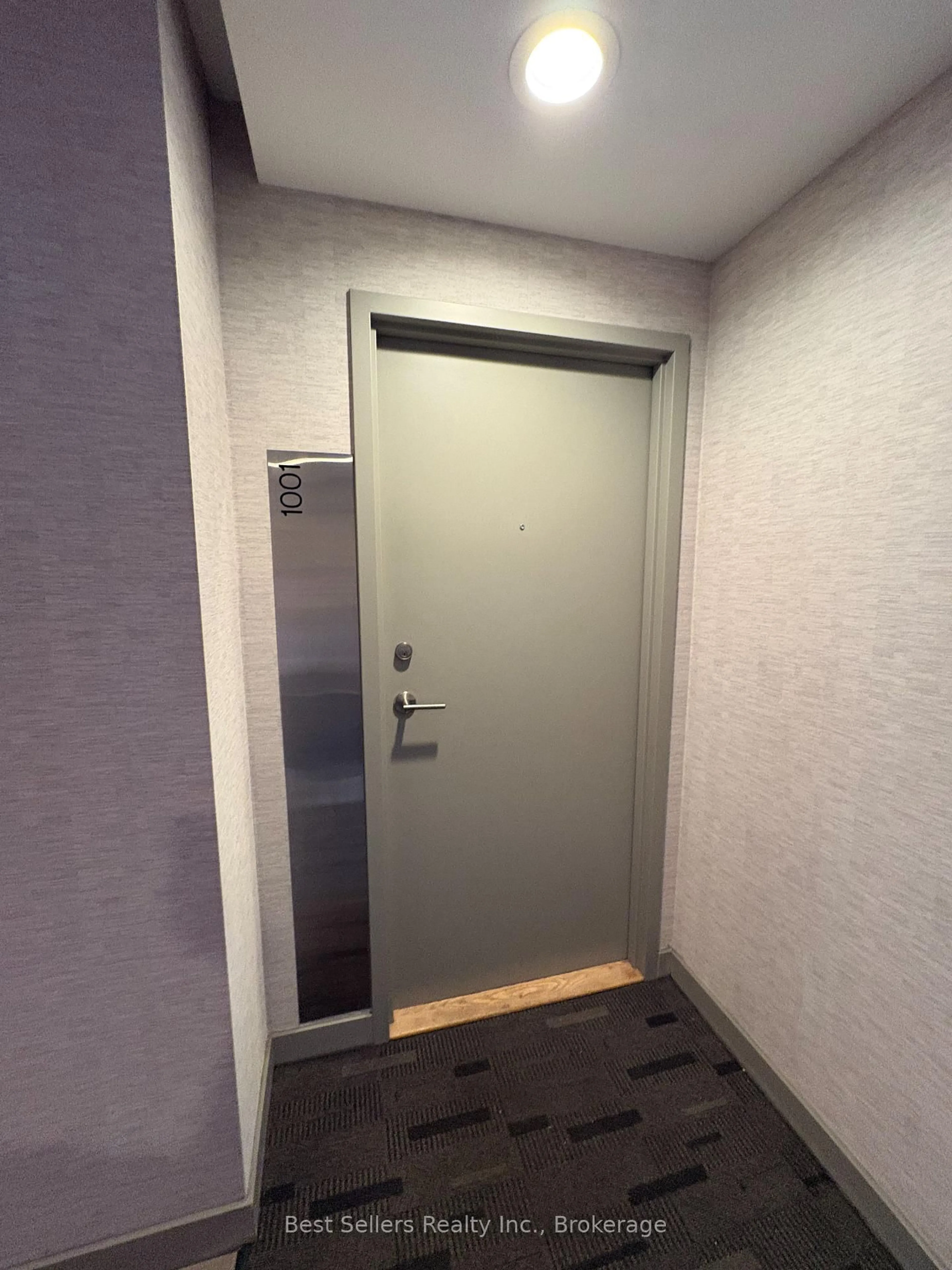 Indoor foyer for 4000 Spadina Ave #1001, Toronto Ontario M5V 3Y9