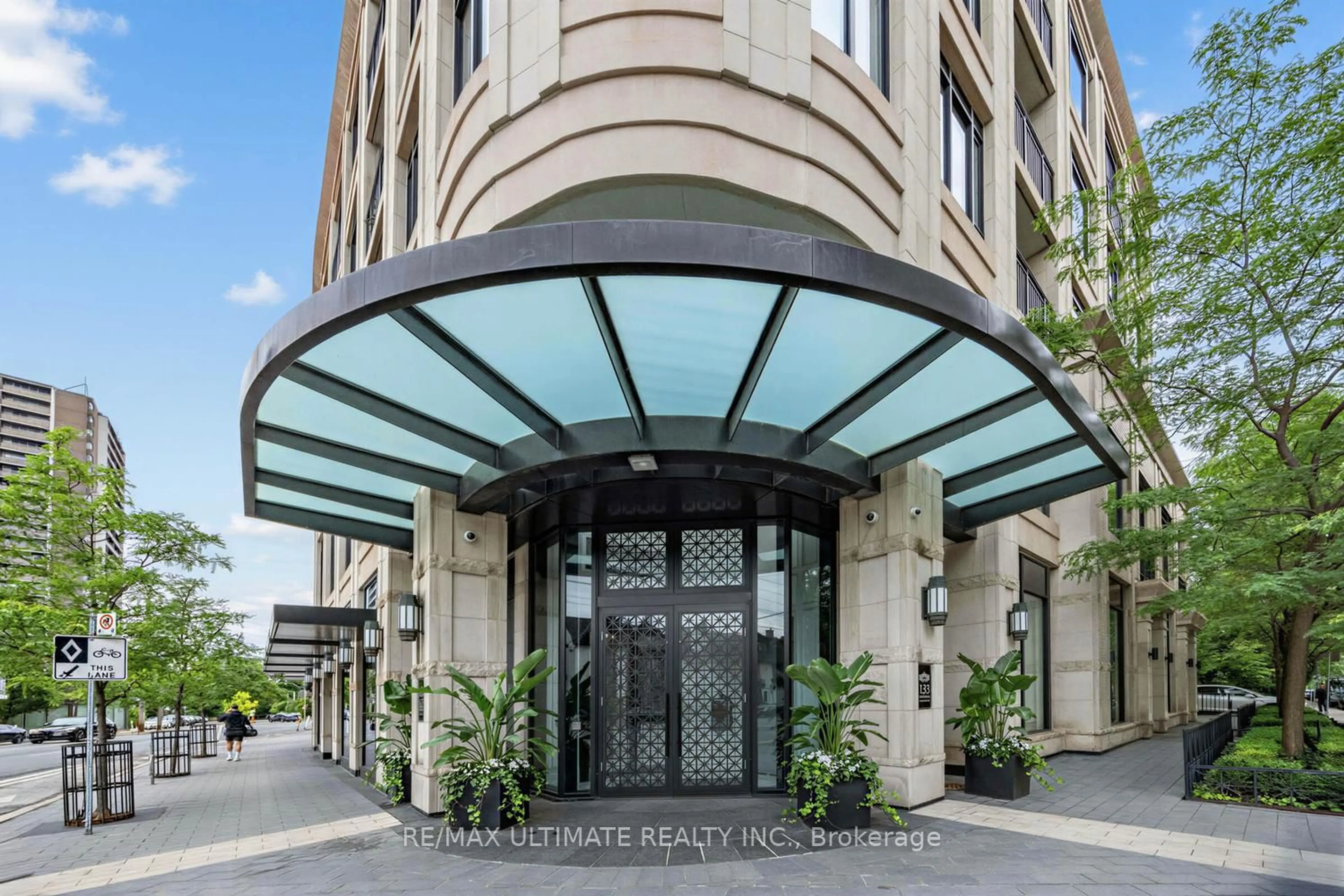 Indoor foyer for 133 Hazelton Ave #202, Toronto Ontario M5R 0A6