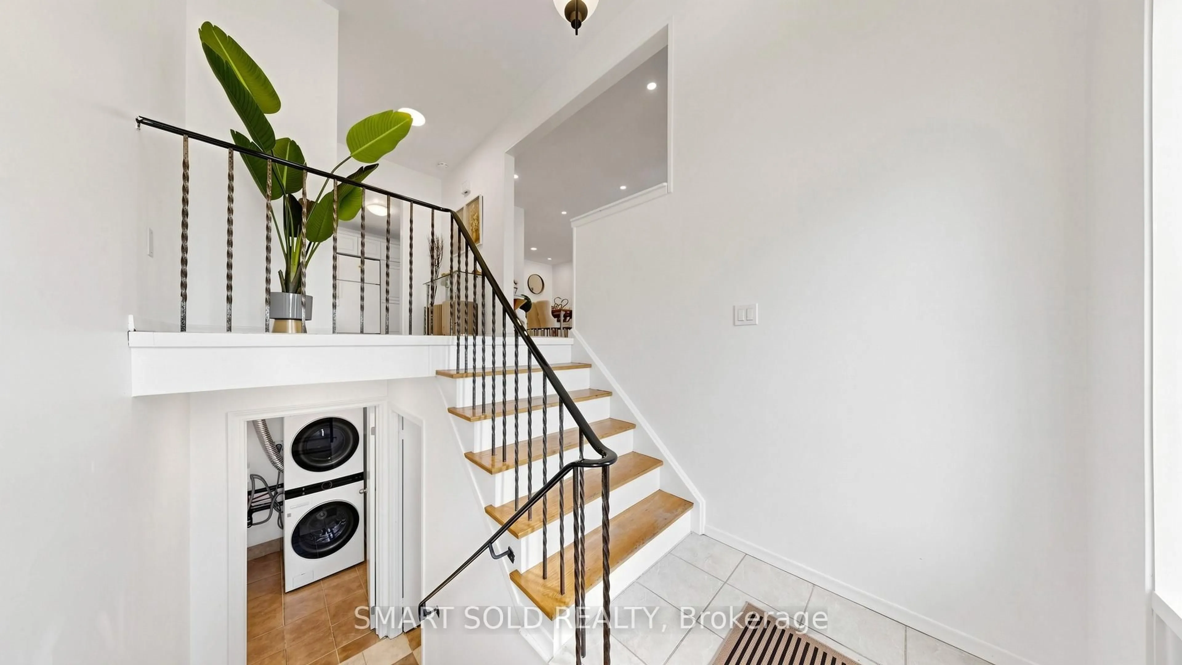 Indoor entryway for 20 Bedle Ave, Toronto Ontario M2H 1K8