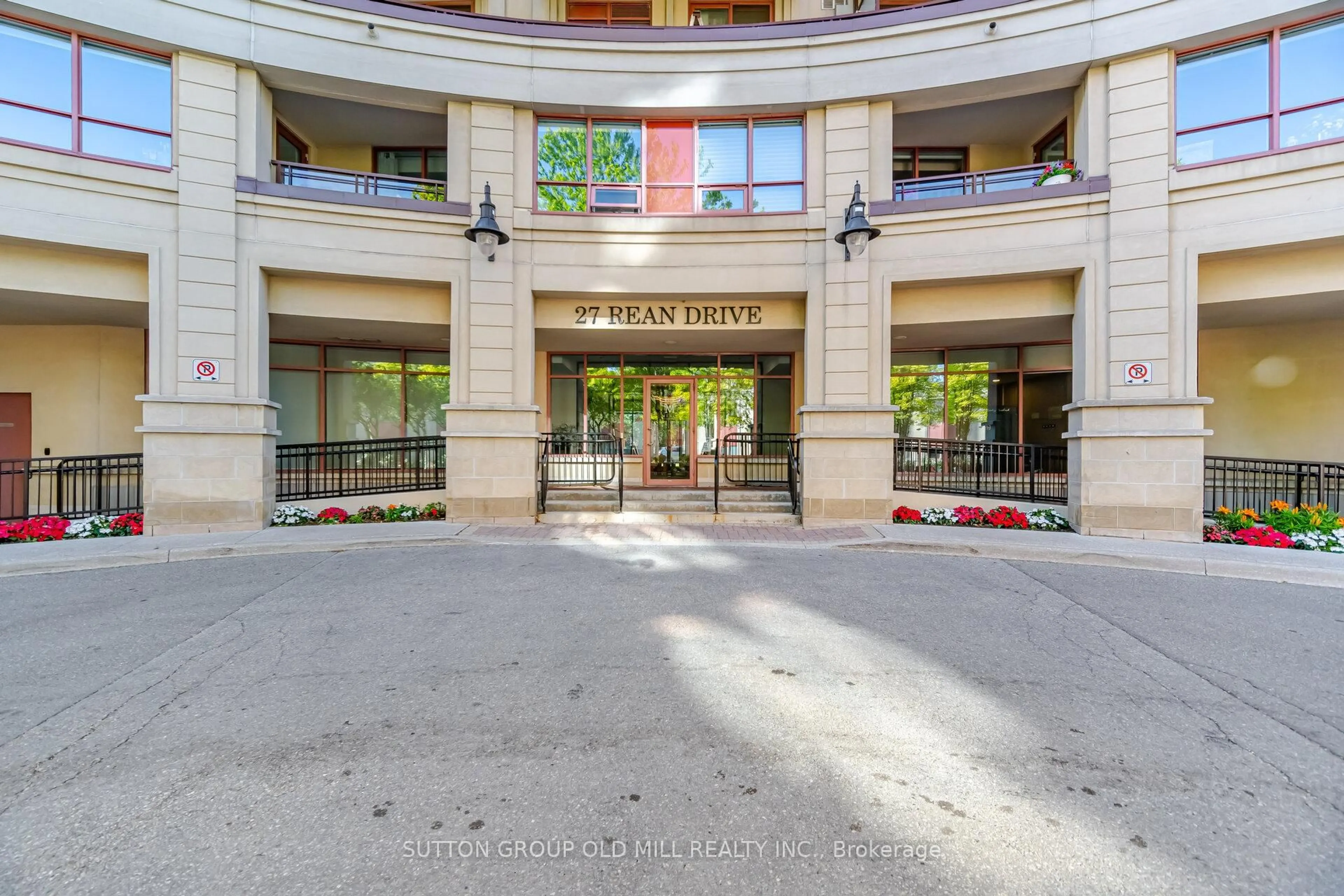 Indoor foyer for 27 Rean Dr #311, Toronto Ontario M2K 0A6