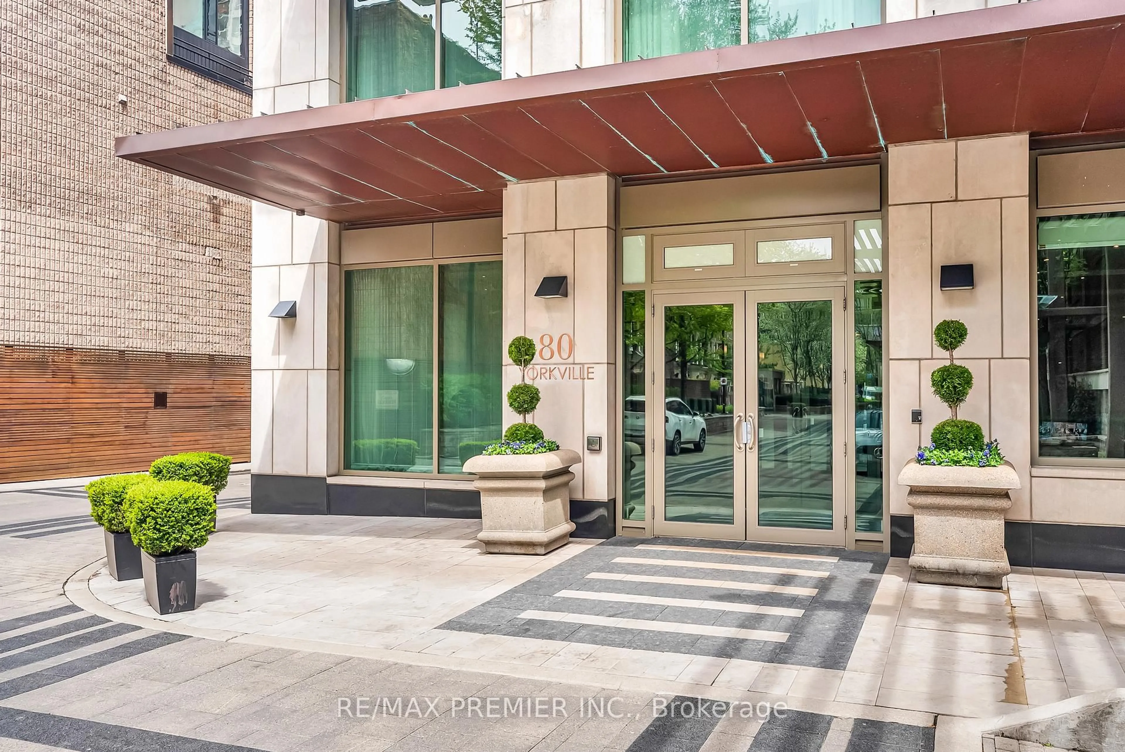 Indoor entryway for 80 Yorkville Ave #502, Toronto Ontario M5R 2C2