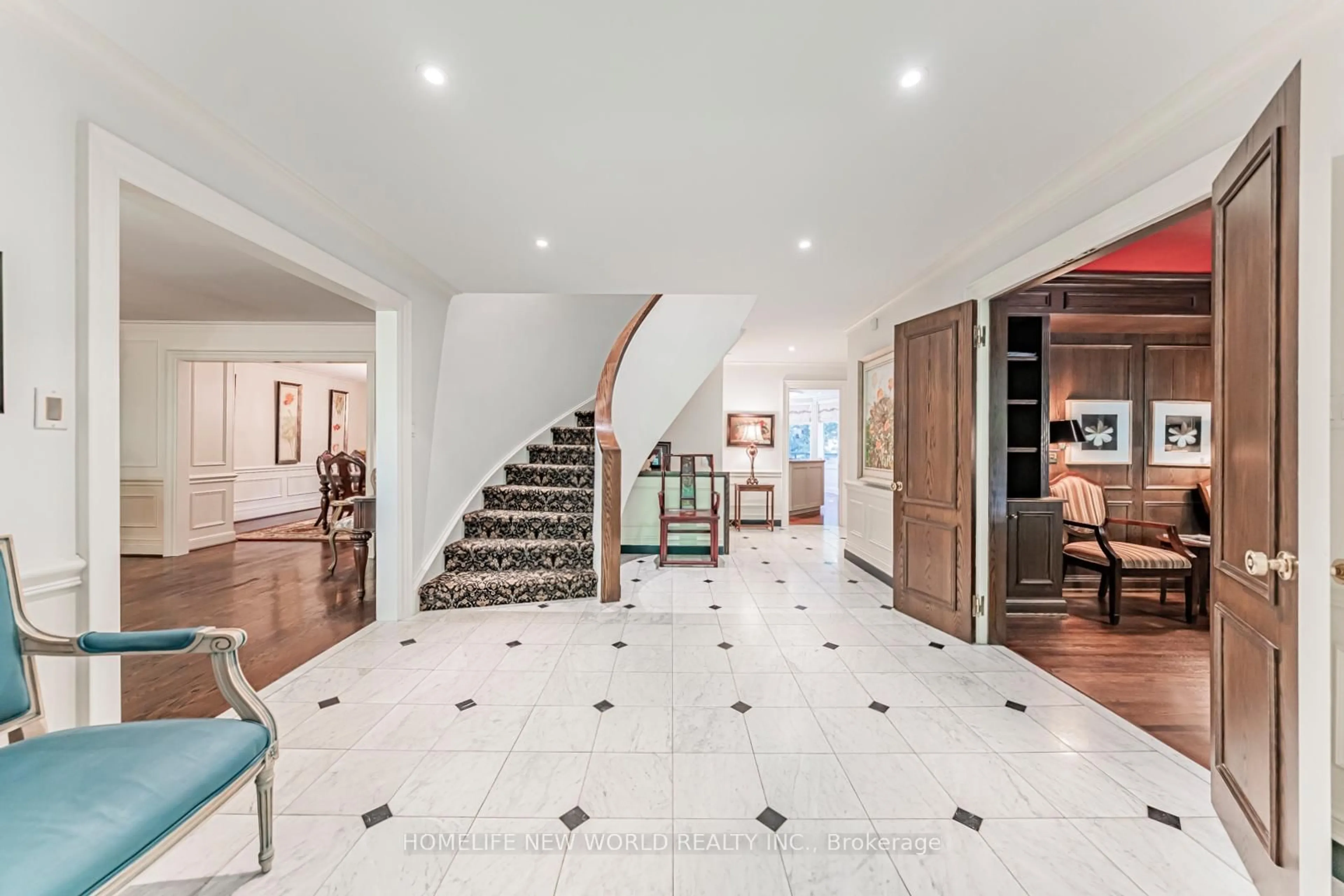 Indoor foyer for 1 Campbell Cres, Toronto Ontario M2P 1P1