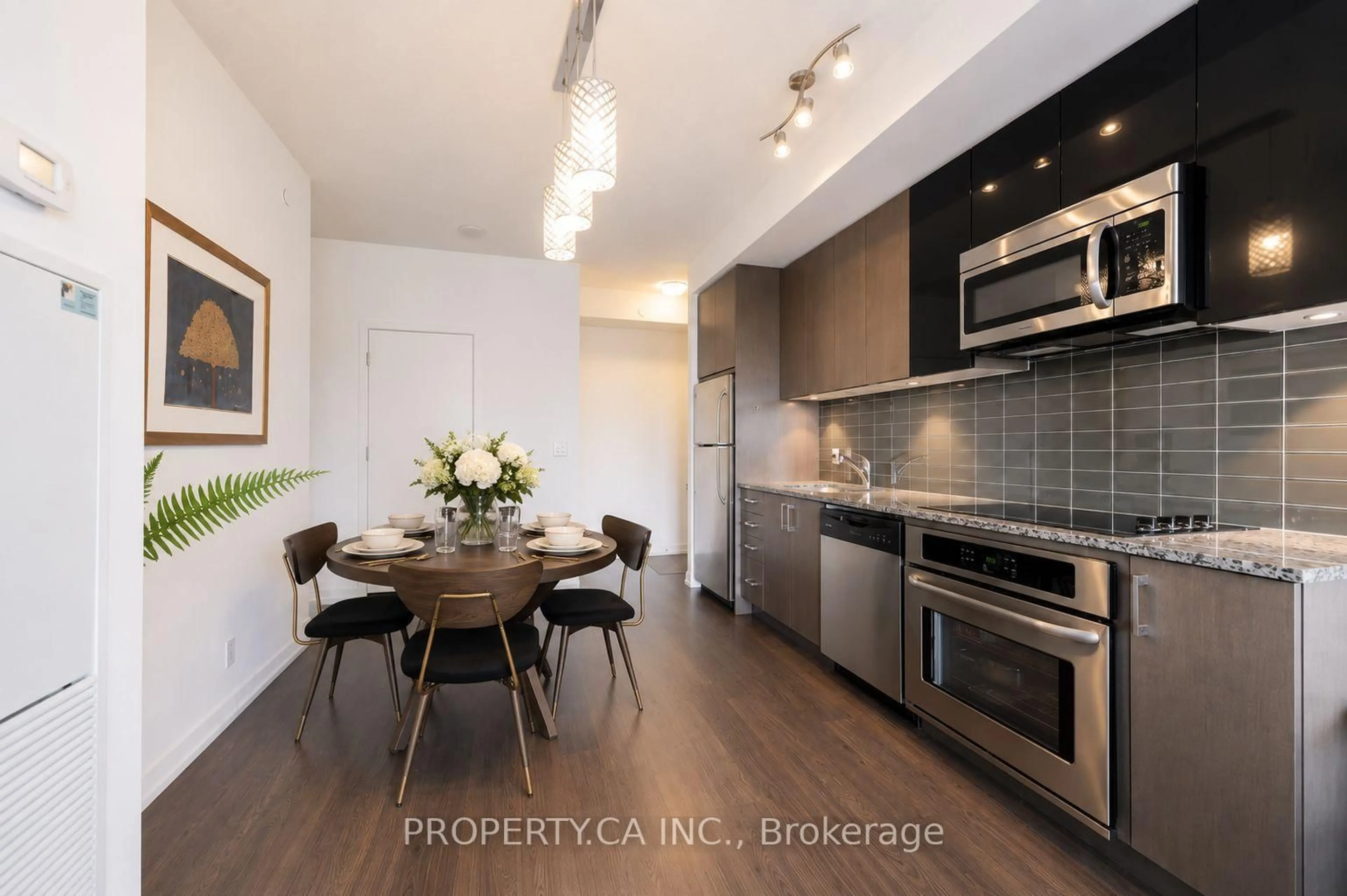 Open concept kitchen, wood/laminate floor for 98 Lillian St #1416, Toronto Ontario M4S 0A5