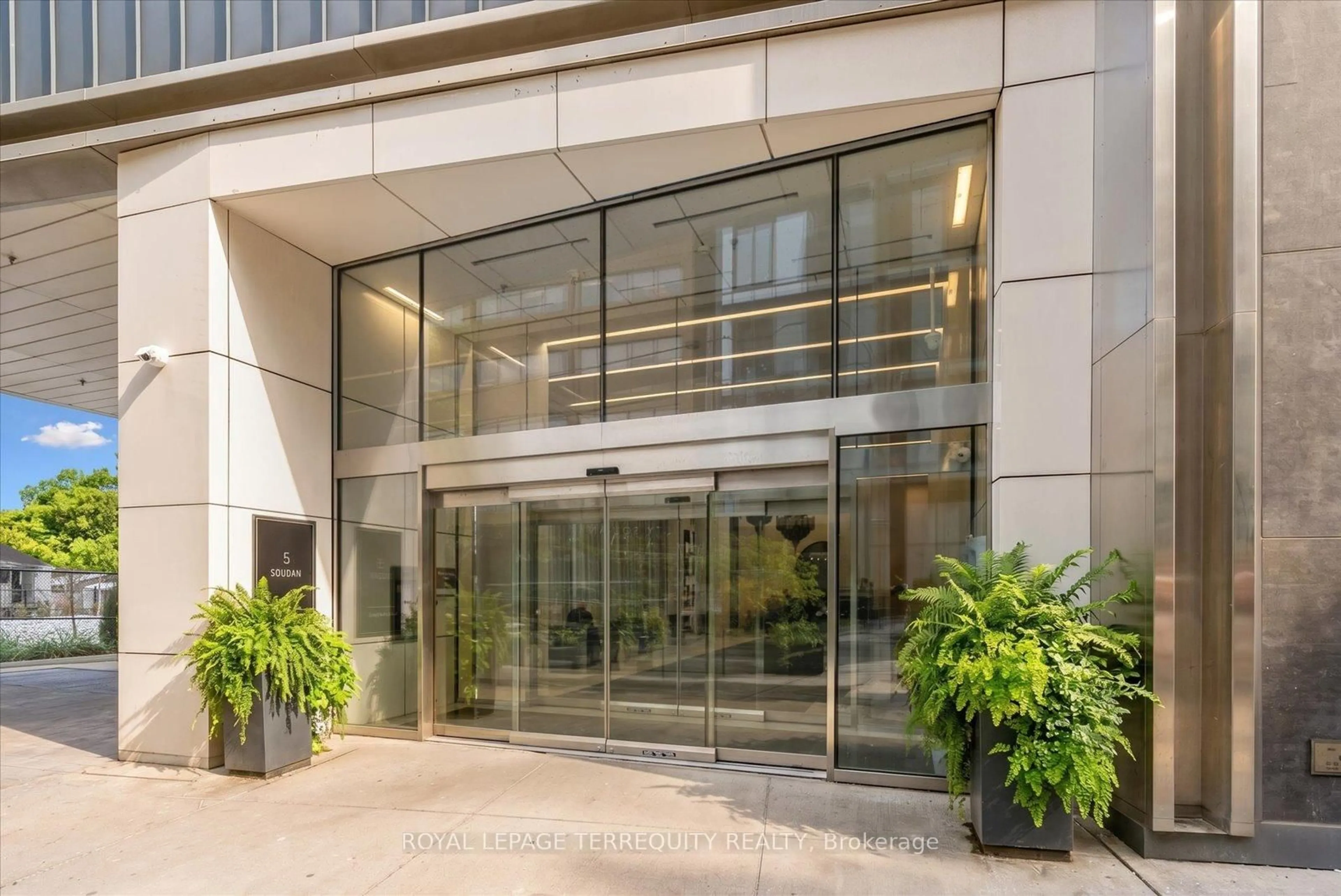 Indoor foyer for 5 Soudan Ave #703, Toronto Ontario M4S 0B1