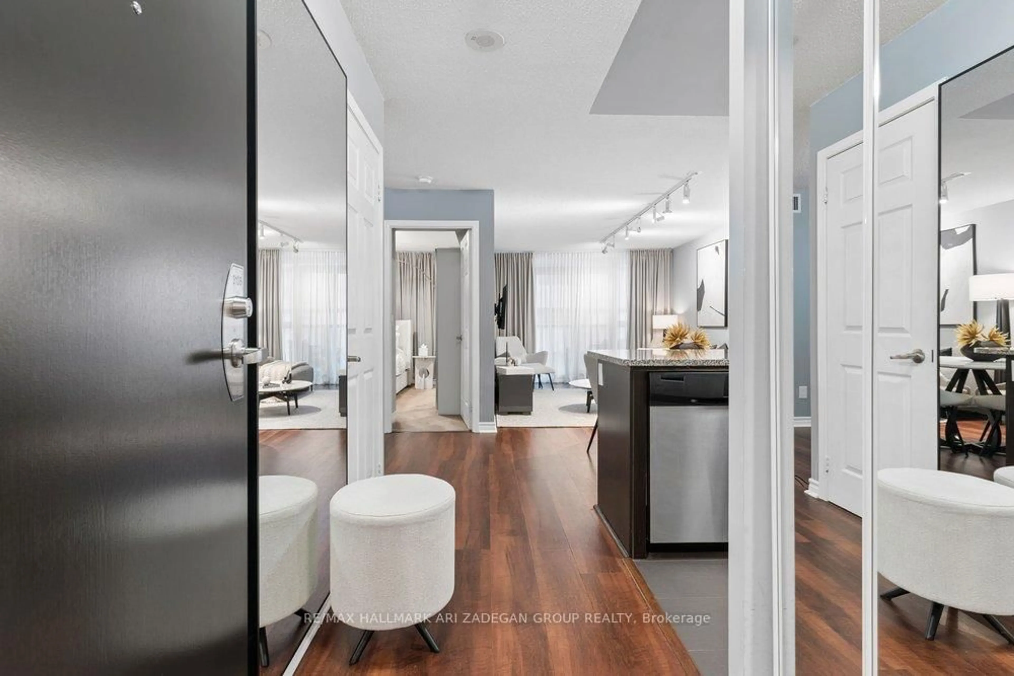 Indoor entryway for 19 Grand Trunk Cres #3108, Toronto Ontario M5J 3A3