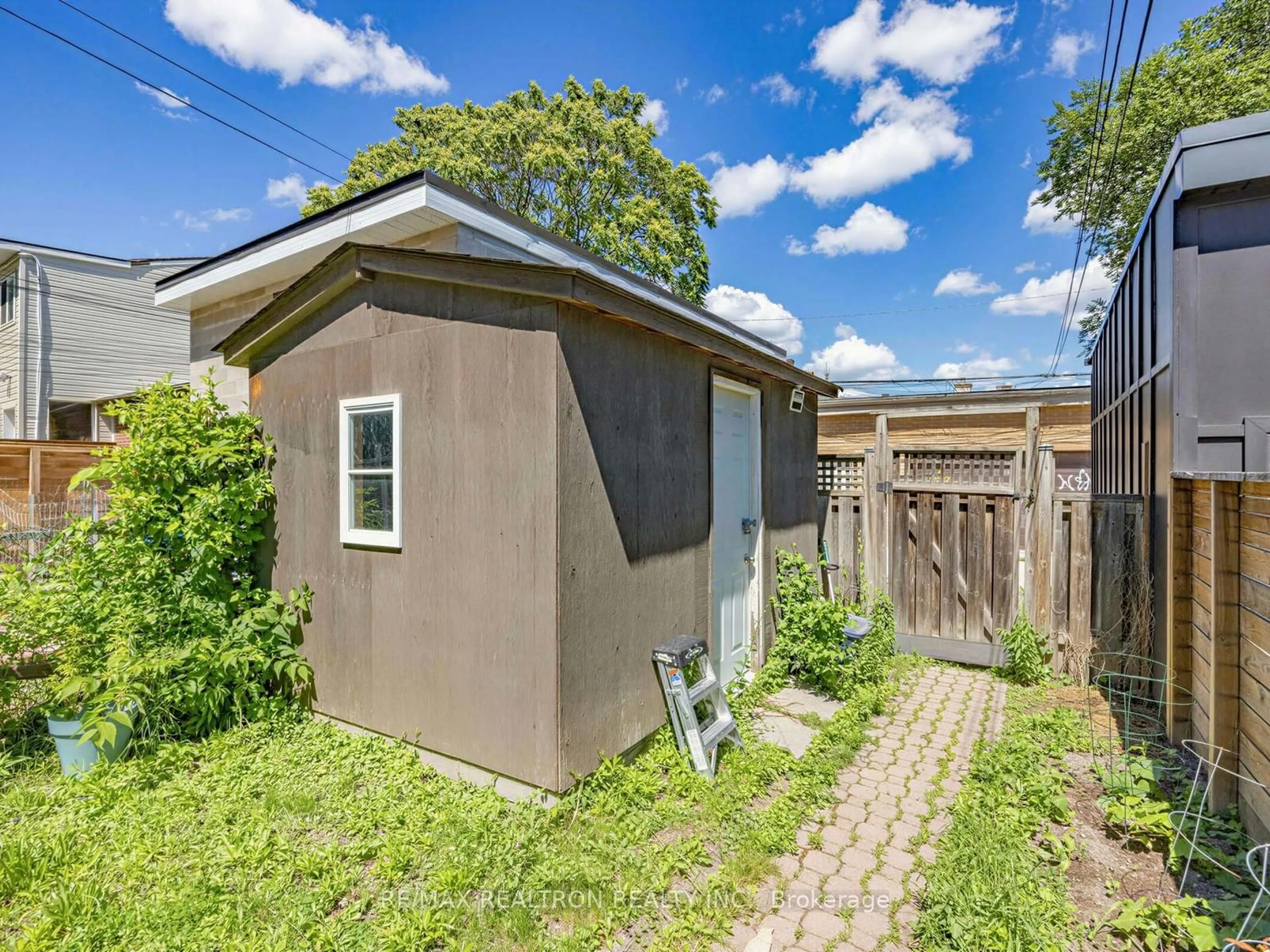Shed for 425 Clinton St, Toronto Ontario M6G 2Z1