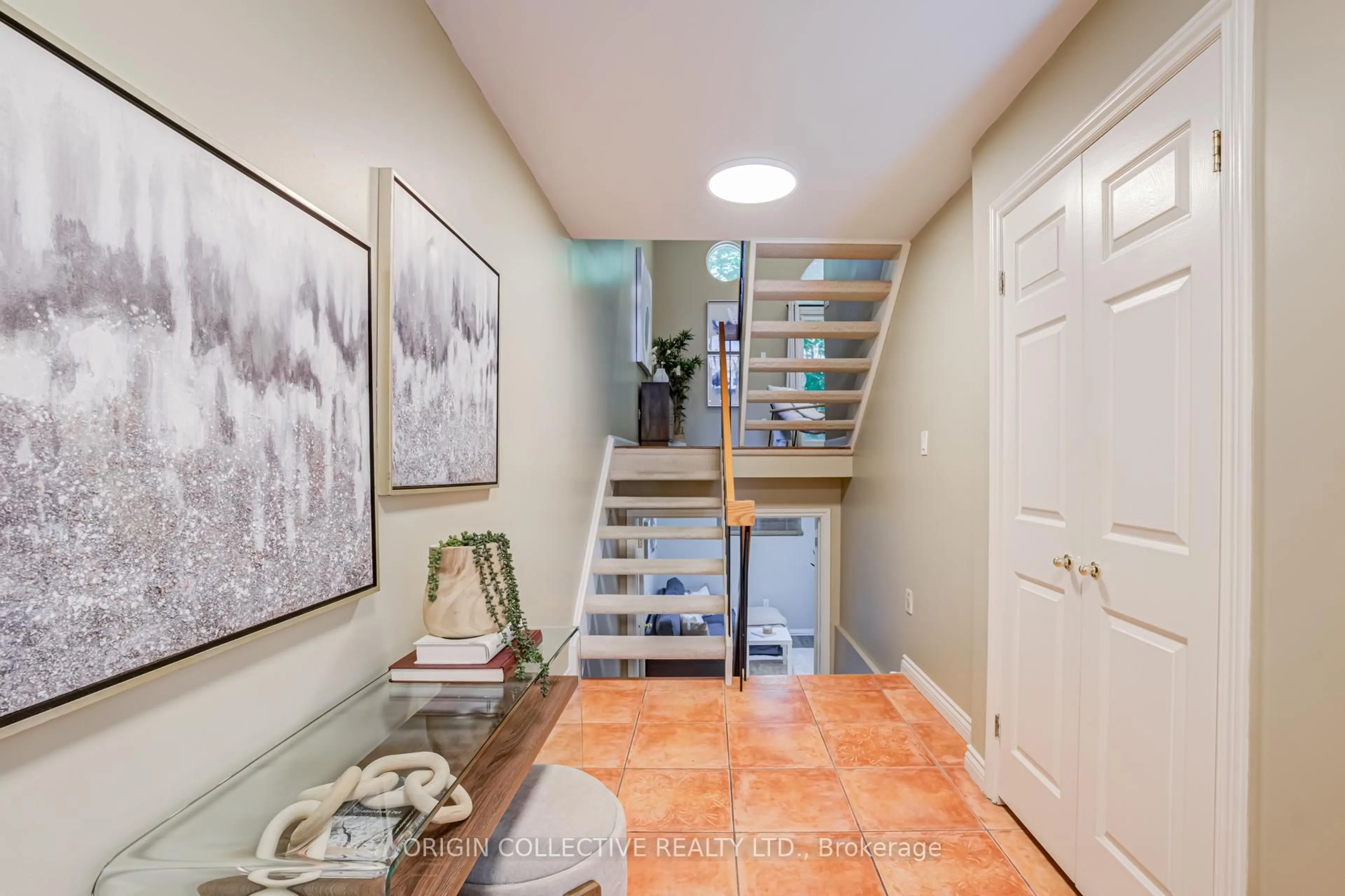 Indoor entryway for 6 Oaken Gate Way, Toronto Ontario M2P 2A1
