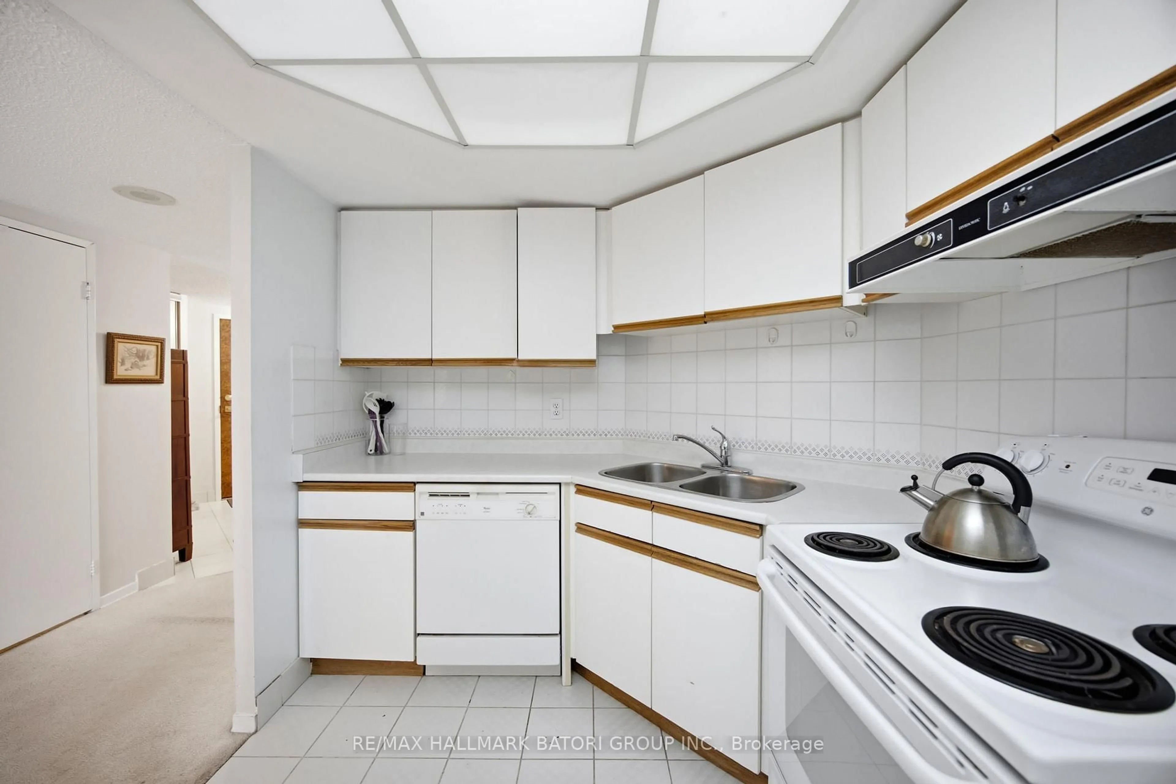 Standard kitchen, unknown for 10 Kenneth Ave #211, Toronto Ontario M2N 6K6
