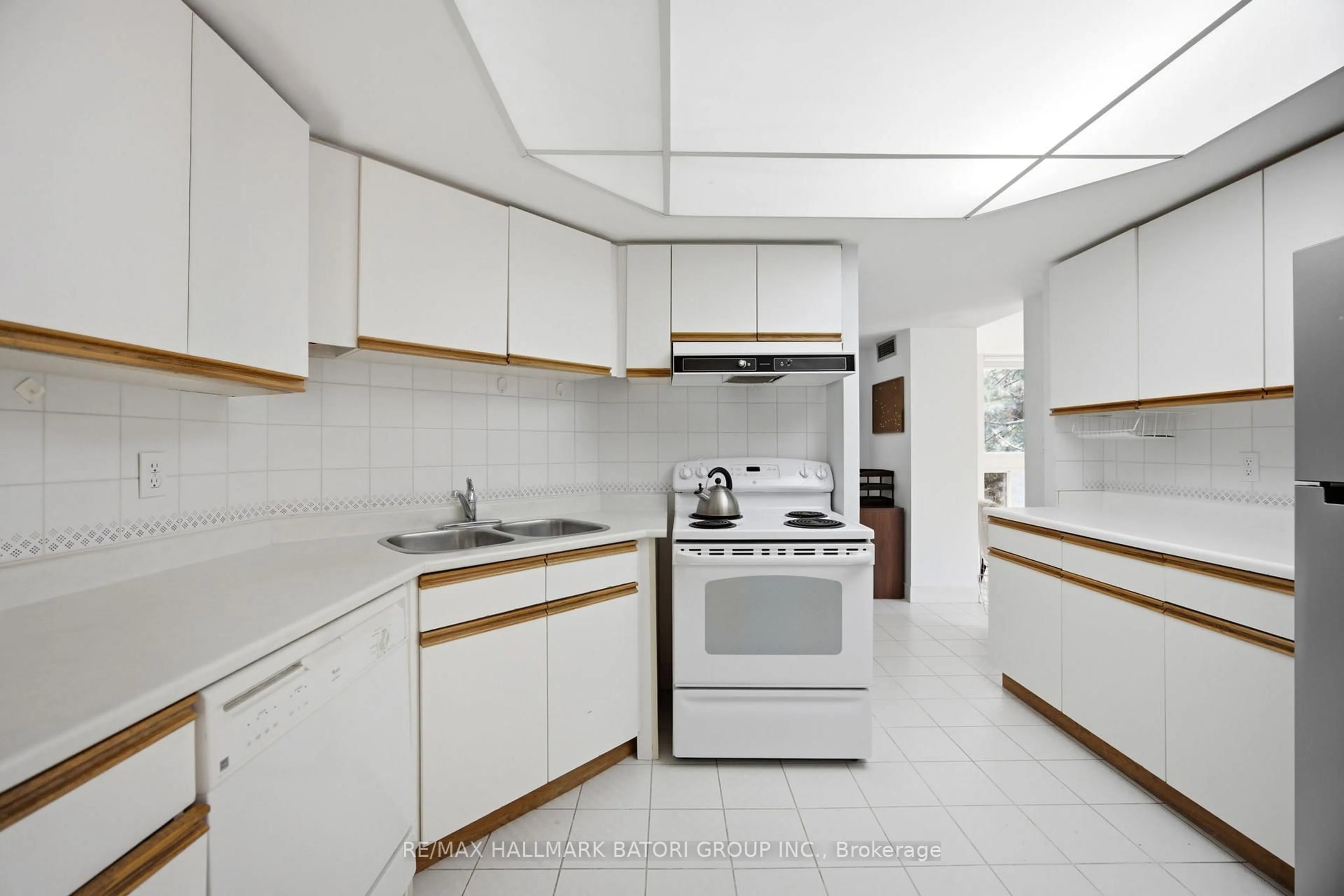 Standard kitchen, unknown for 10 Kenneth Ave #211, Toronto Ontario M2N 6K6