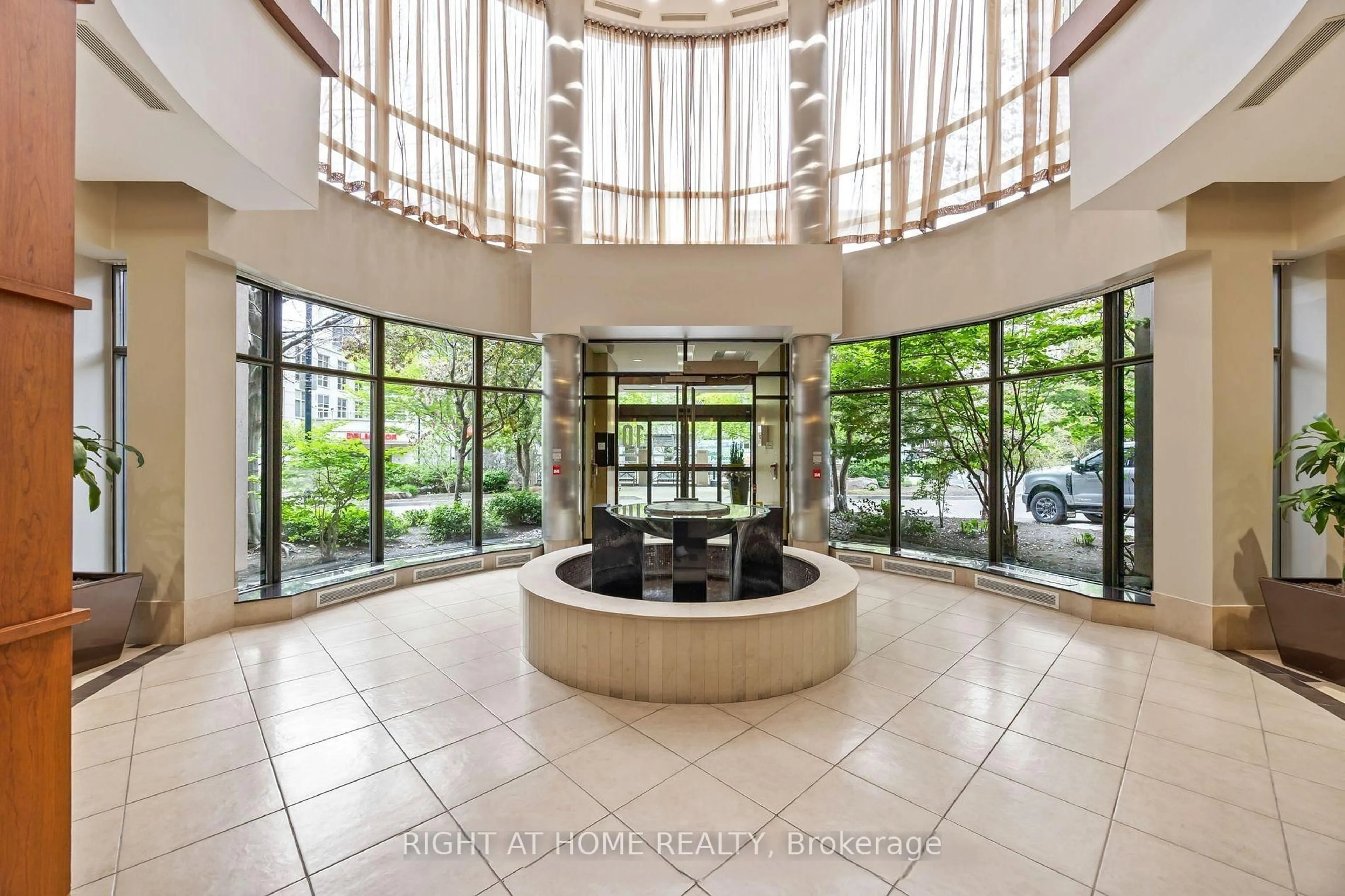 Indoor foyer for 10 Northtown Way #1405, Toronto Ontario M2N 7L4
