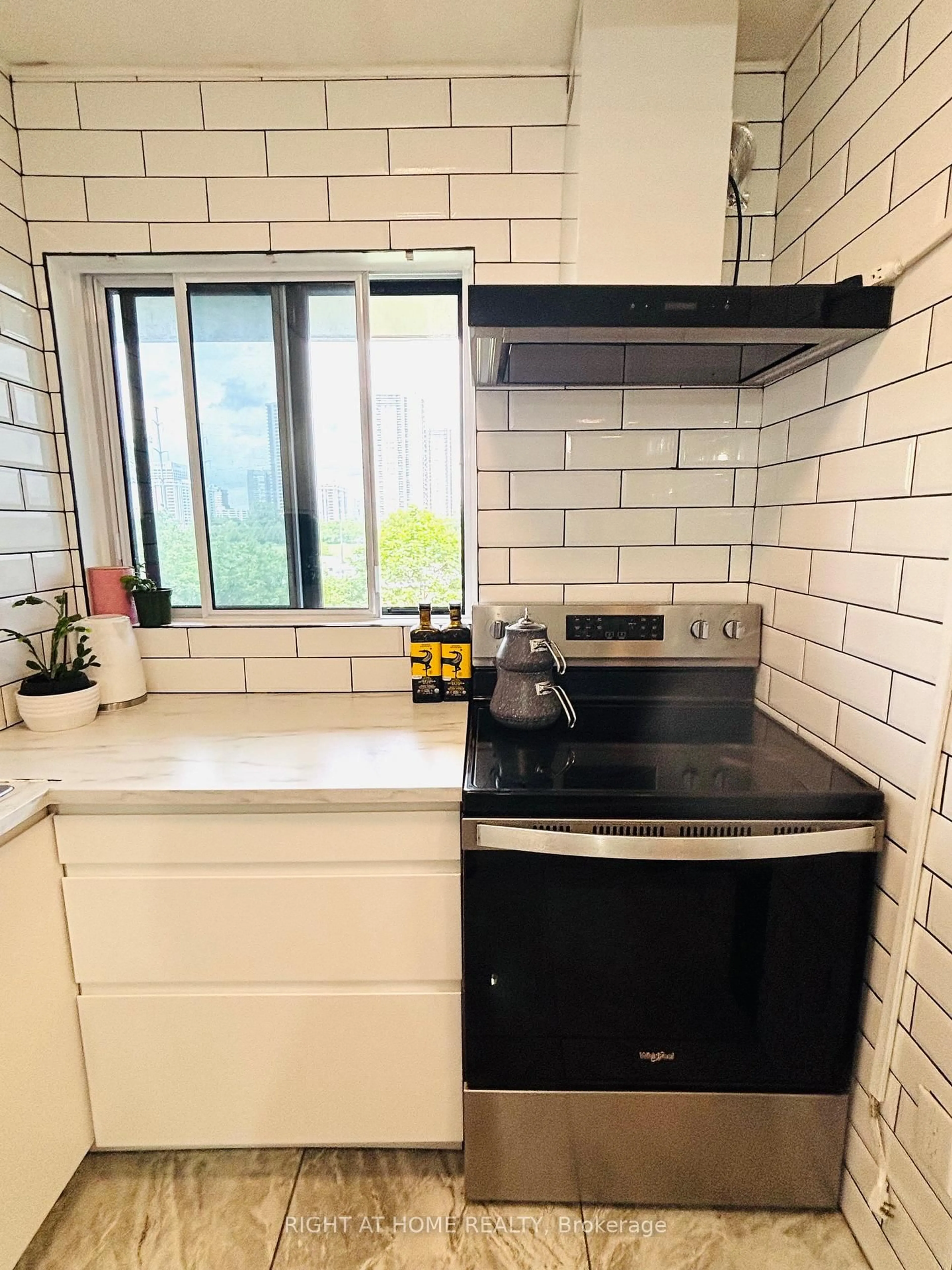 Standard kitchen, ceramic/tile floor for 95 Leeward Glwy #315, Toronto Ontario M3C 2Z6