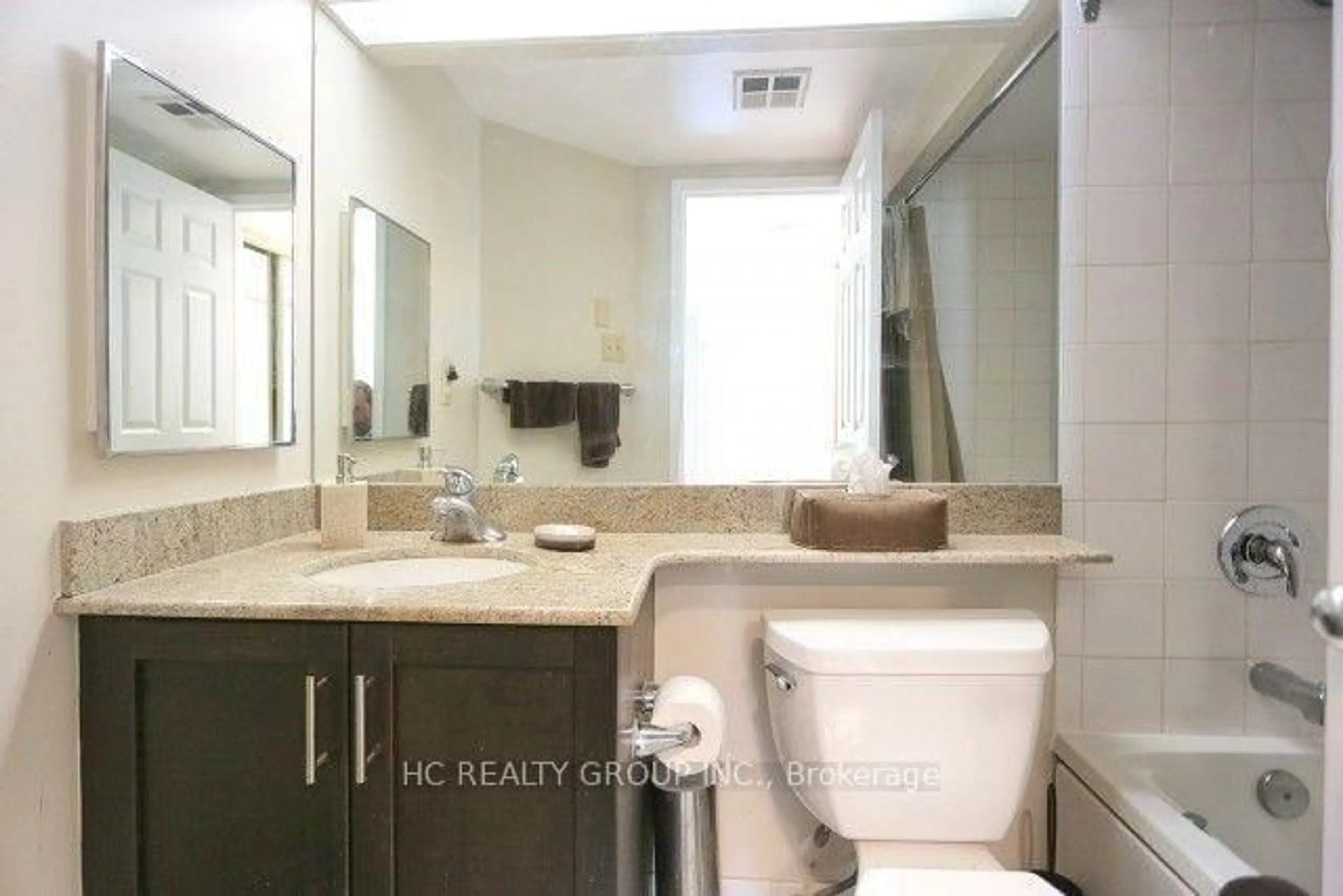 Standard bathroom, ceramic/tile floor for 99 Harbour Sq #3902, Toronto Ontario M5J 2H2