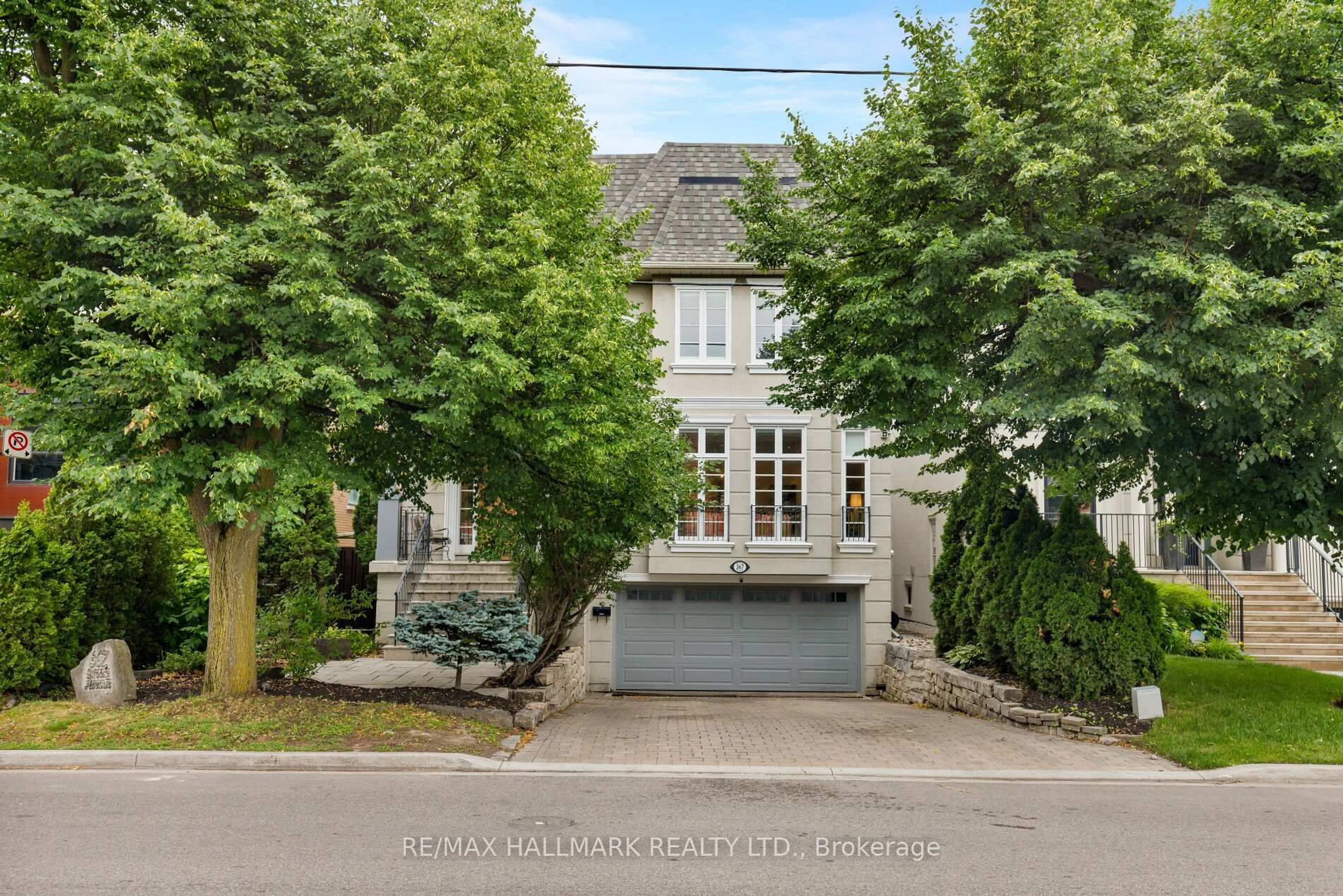 A pic from outside/outdoor area/front of a property/back of a property/a pic from drone, street for 367 Brooke Ave, Toronto Ontario M5M 2L5