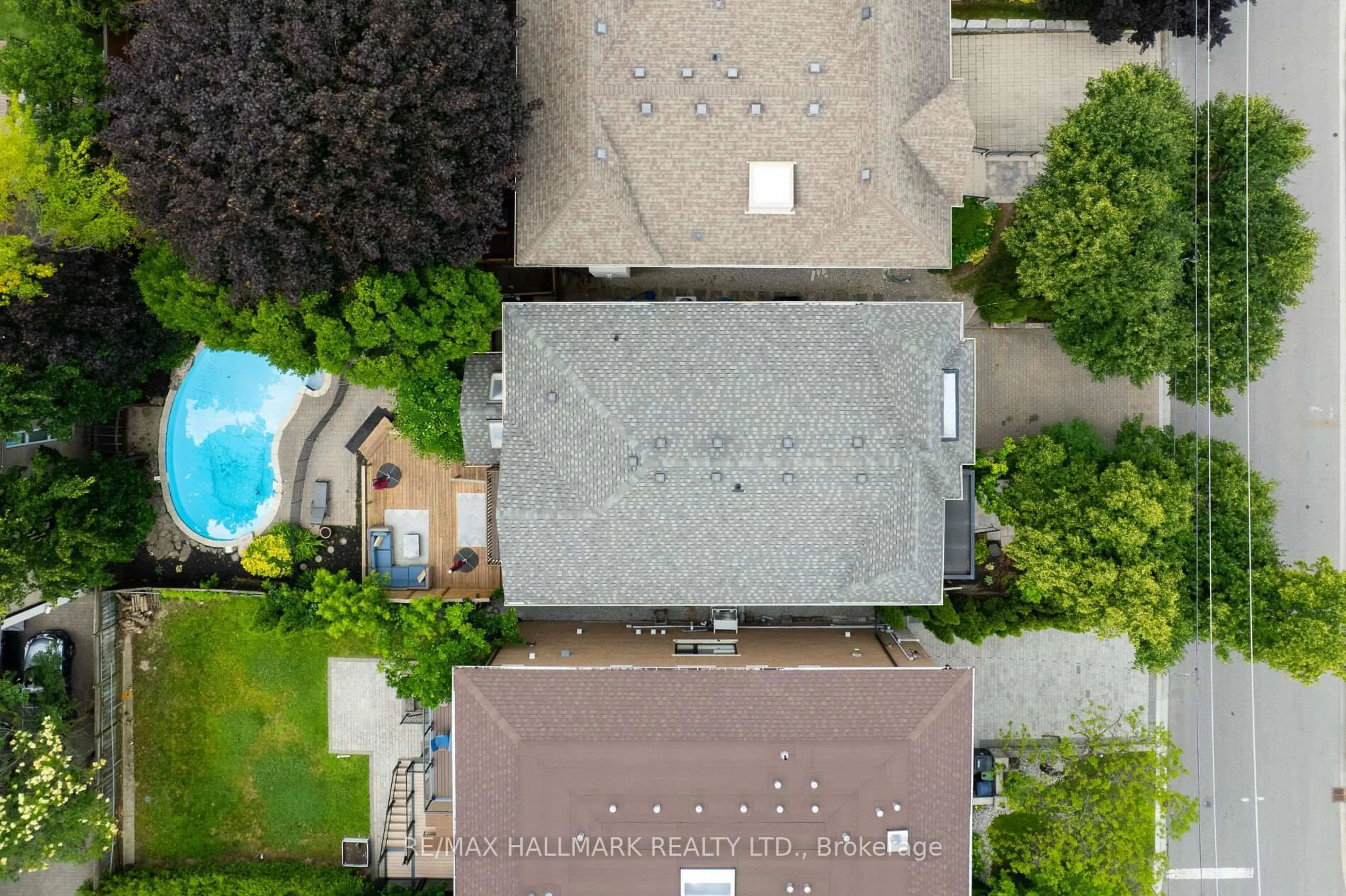 A pic from outside/outdoor area/front of a property/back of a property/a pic from drone, street for 367 Brooke Ave, Toronto Ontario M5M 2L5