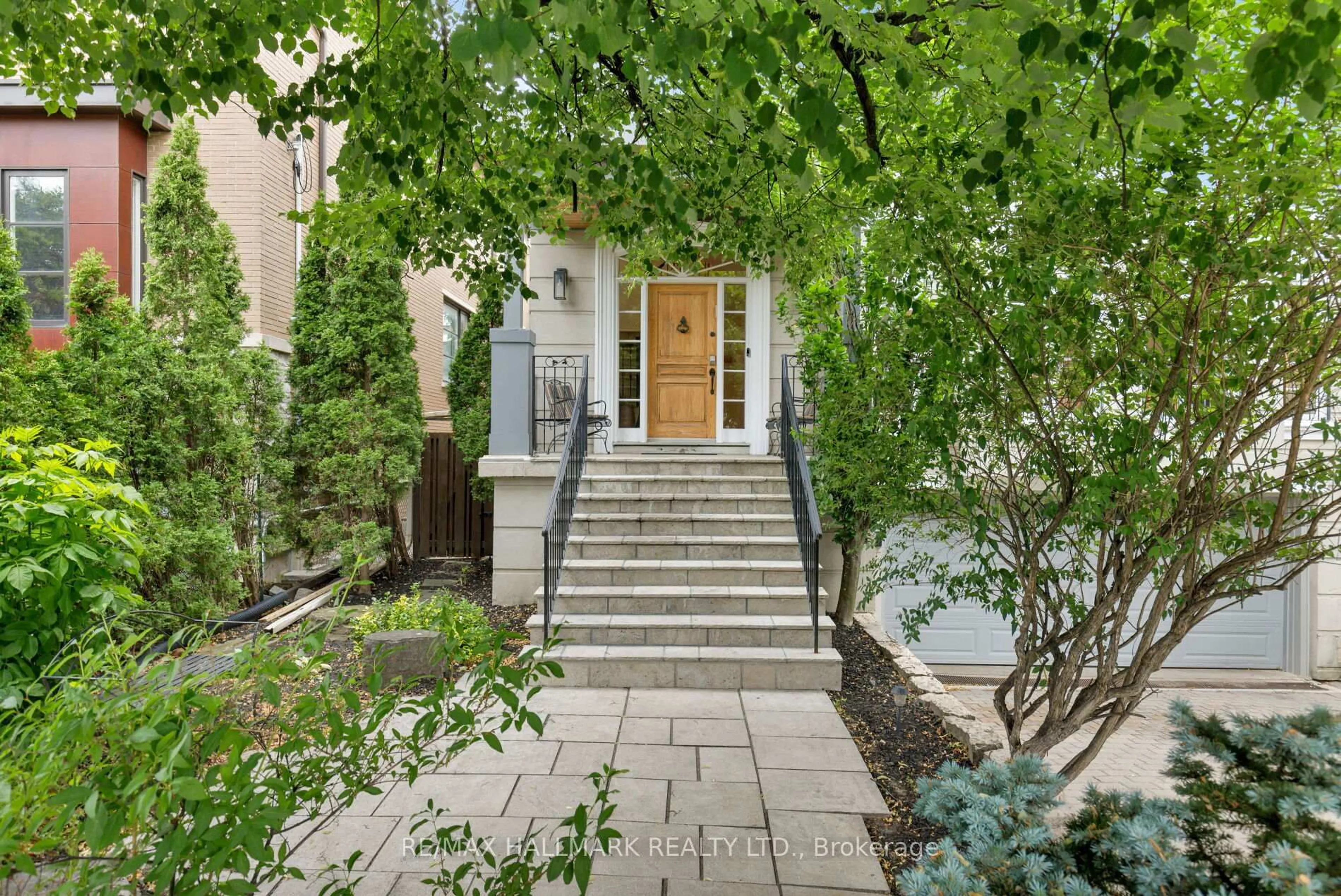 Indoor entryway for 367 Brooke Ave, Toronto Ontario M5M 2L5