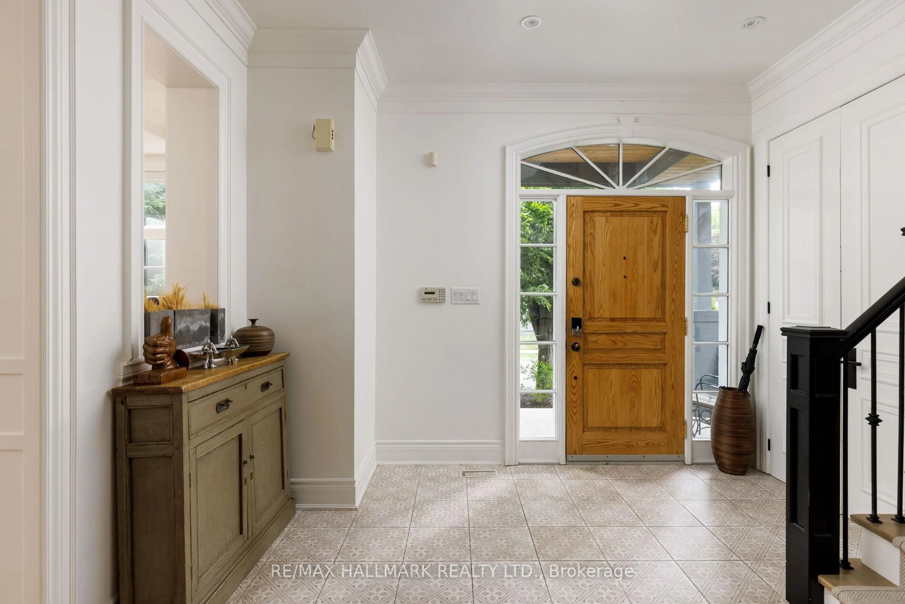 Indoor entryway for 367 Brooke Ave, Toronto Ontario M5M 2L5
