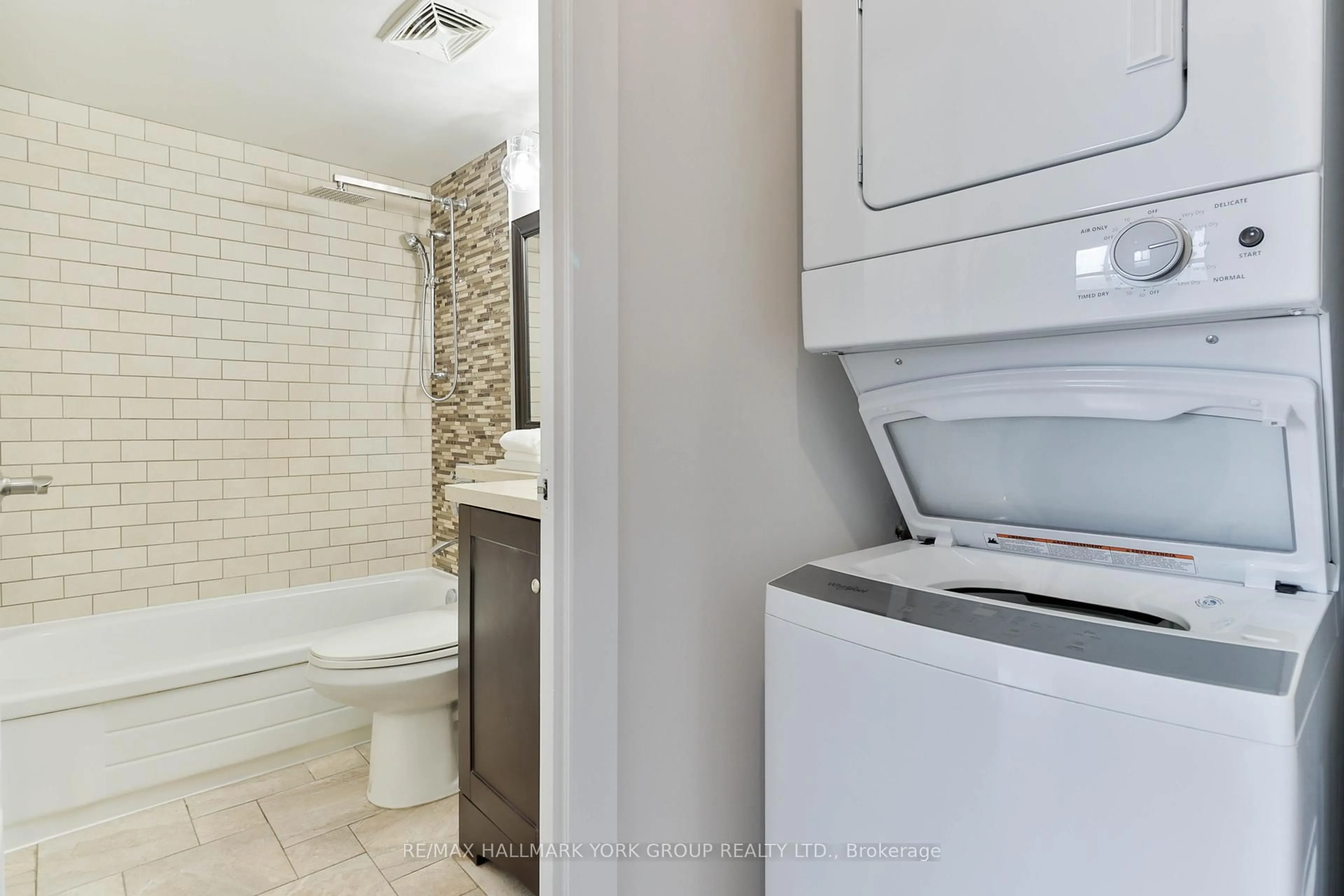 Standard bathroom, ceramic/tile floor for 177 Linus Rd #1607, Toronto Ontario M2J 4S5