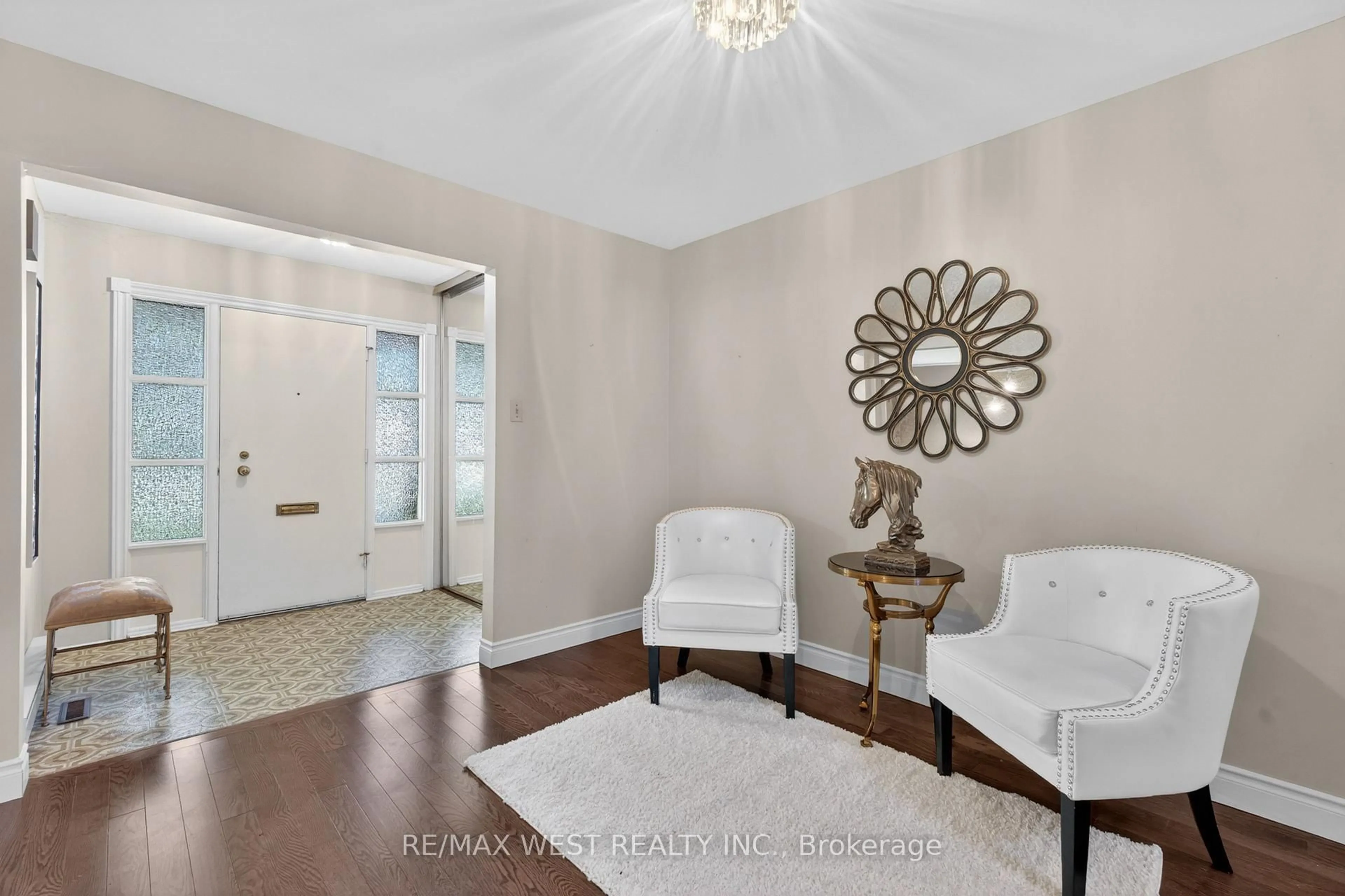 Indoor entryway for 9 Harlington Rd, Toronto Ontario M3B 3G3